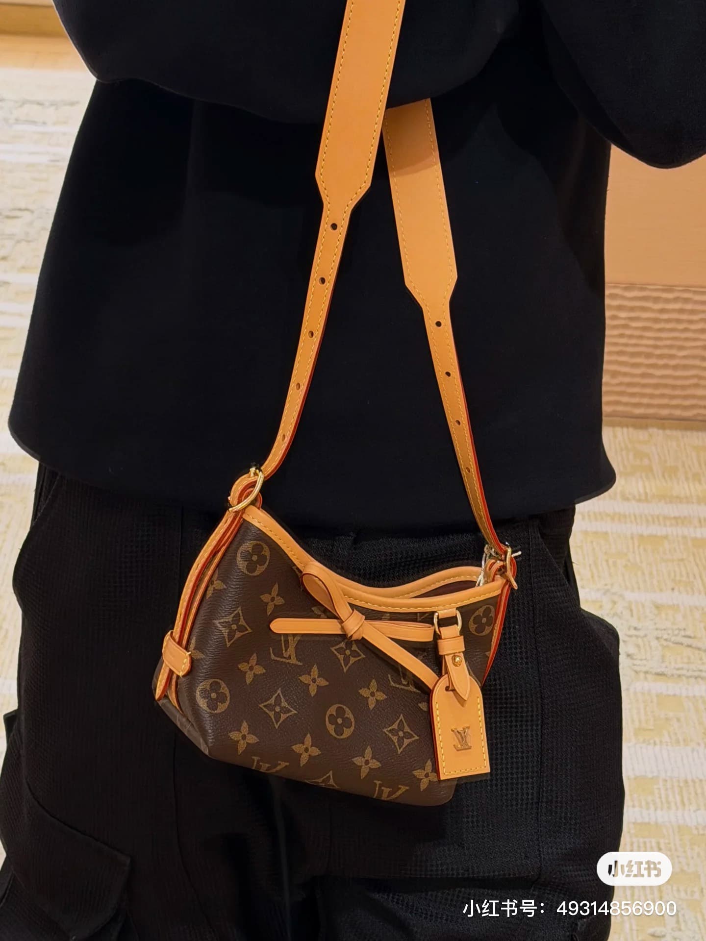 C5113 [Top Quality Version] All-steel hardware, 163C01 variable code chip, genuine product development, matching leather material for specialty stores. Model: M2A711. This Nano CarryAll handbag brings a fresh touch to everyday fashion with its elegant des — image 7