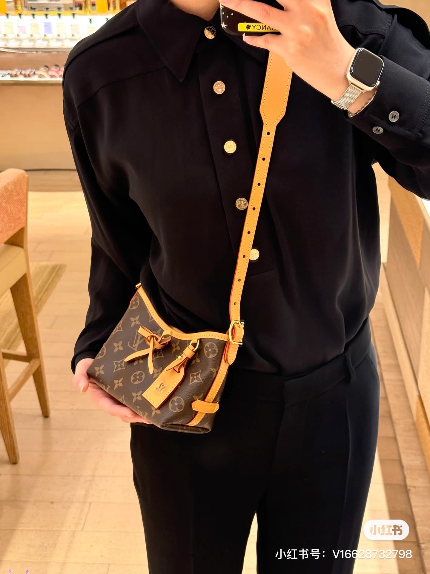 C5113 [Top Quality Version] All-steel hardware, 163C01 variable code chip, genuine product development, matching leather material for specialty stores. Model: M2A711. This Nano CarryAll handbag brings a fresh touch to everyday fashion with its elegant des — image 4