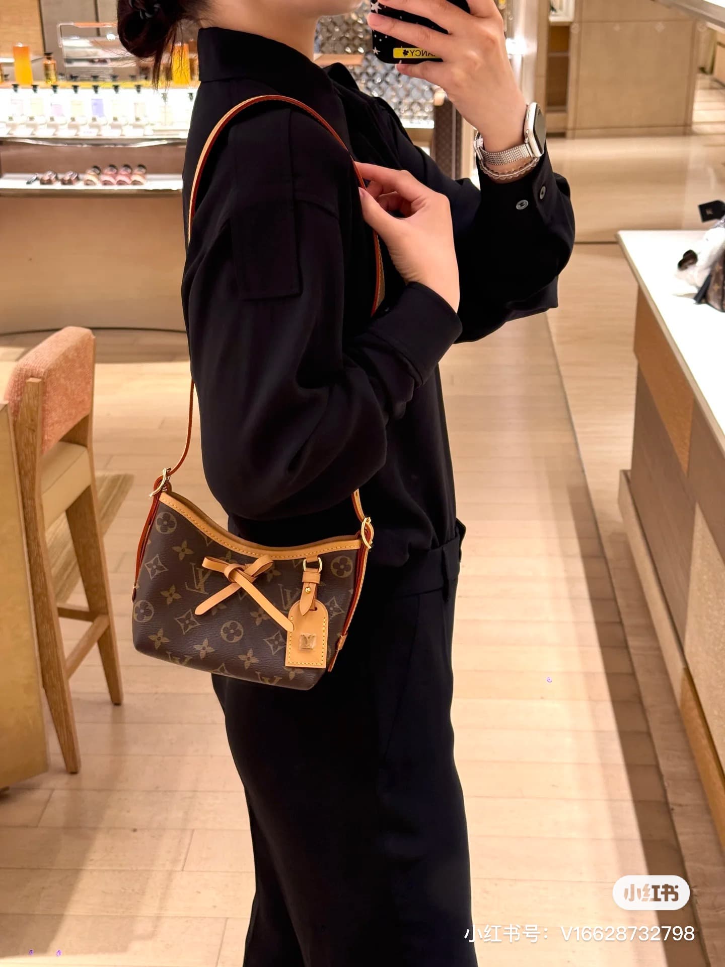 C5113 [Top Quality Version] All-steel hardware, 163C01 variable code chip, genuine product development, matching leather material for specialty stores. Model: M2A711. This Nano CarryAll handbag brings a fresh touch to everyday fashion with its elegant des — image 2