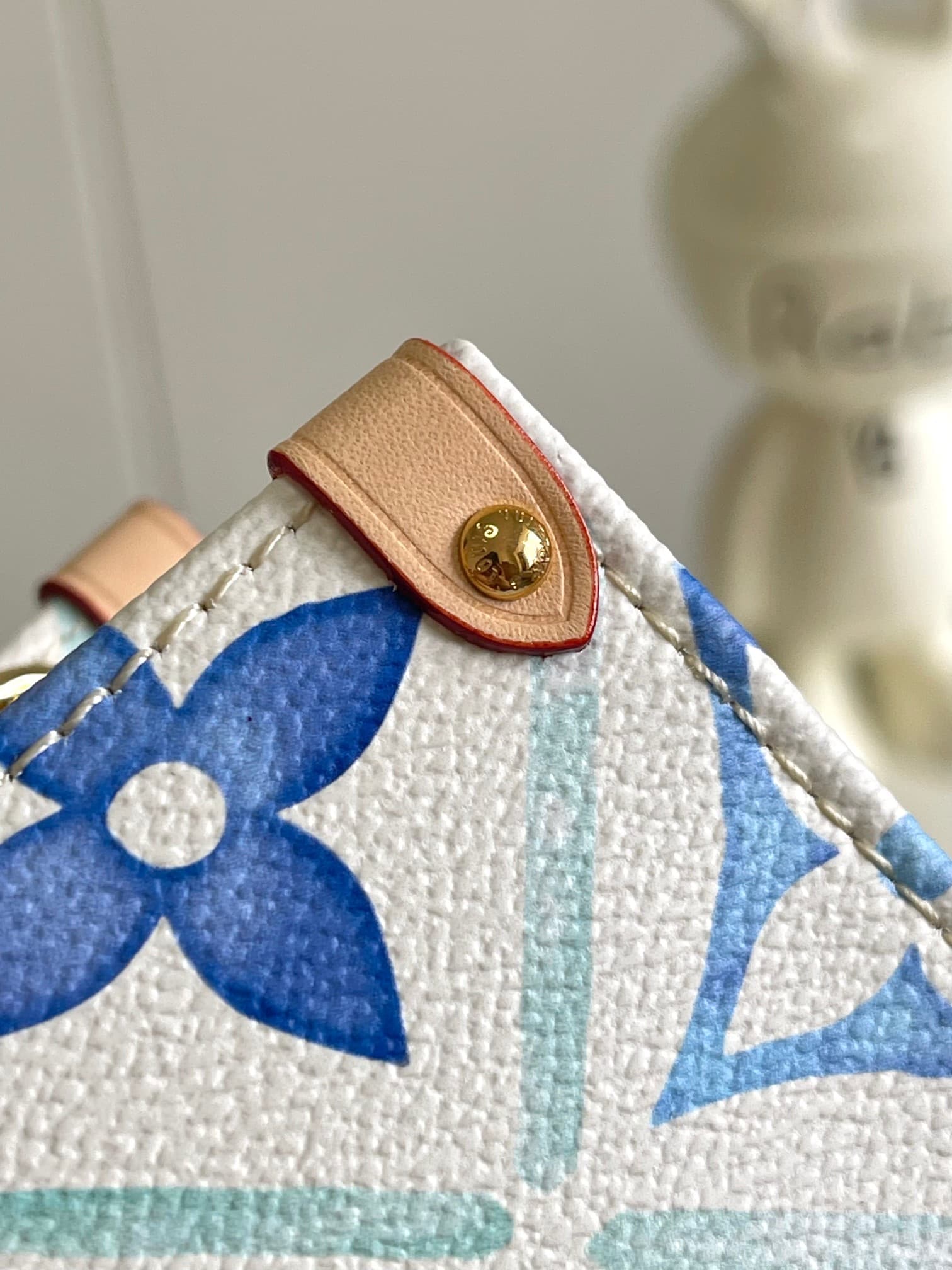 C5175 [Haiyuan Outer Single Independent Purchase] M25318 Blue model OnTheGo East West handbag features a unique design and is made of canvas. It is one of the popular products in the LV By The Pool collection. The LV Circle and Monogram Flowers patterns f — image 5