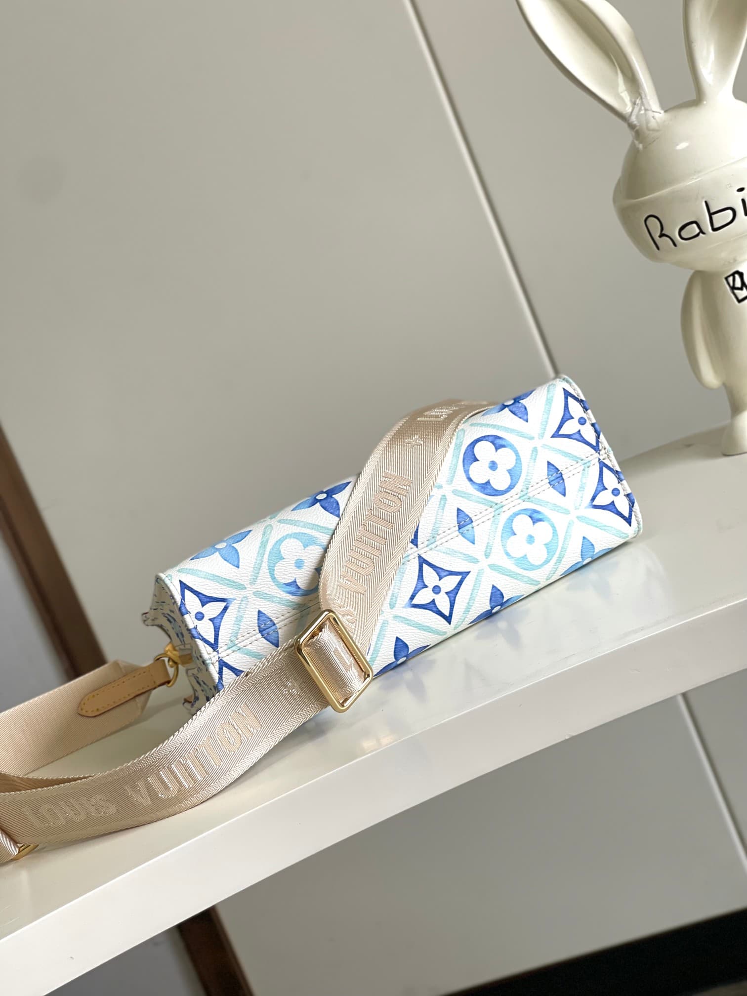 C5175 [Haiyuan Outer Single Independent Purchase] M25318 Blue model OnTheGo East West handbag features a unique design and is made of canvas. It is one of the popular products in the LV By The Pool collection. The LV Circle and Monogram Flowers patterns f — image 4
