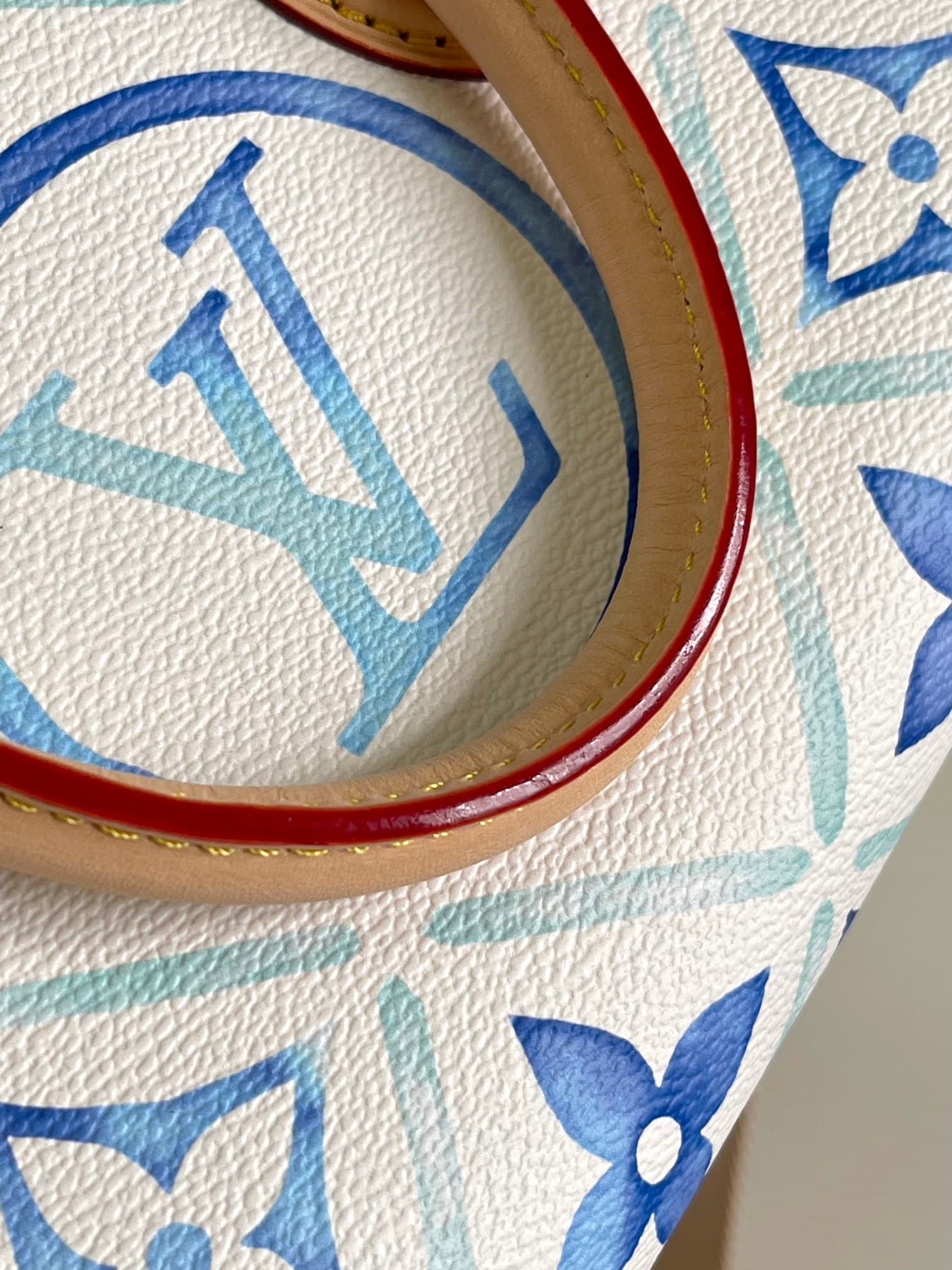 C5175 [Haiyuan Outer Single Independent Purchase] M25318 Blue model OnTheGo East West handbag features a unique design and is made of canvas. It is one of the popular products in the LV By The Pool collection. The LV Circle and Monogram Flowers patterns f — image 6