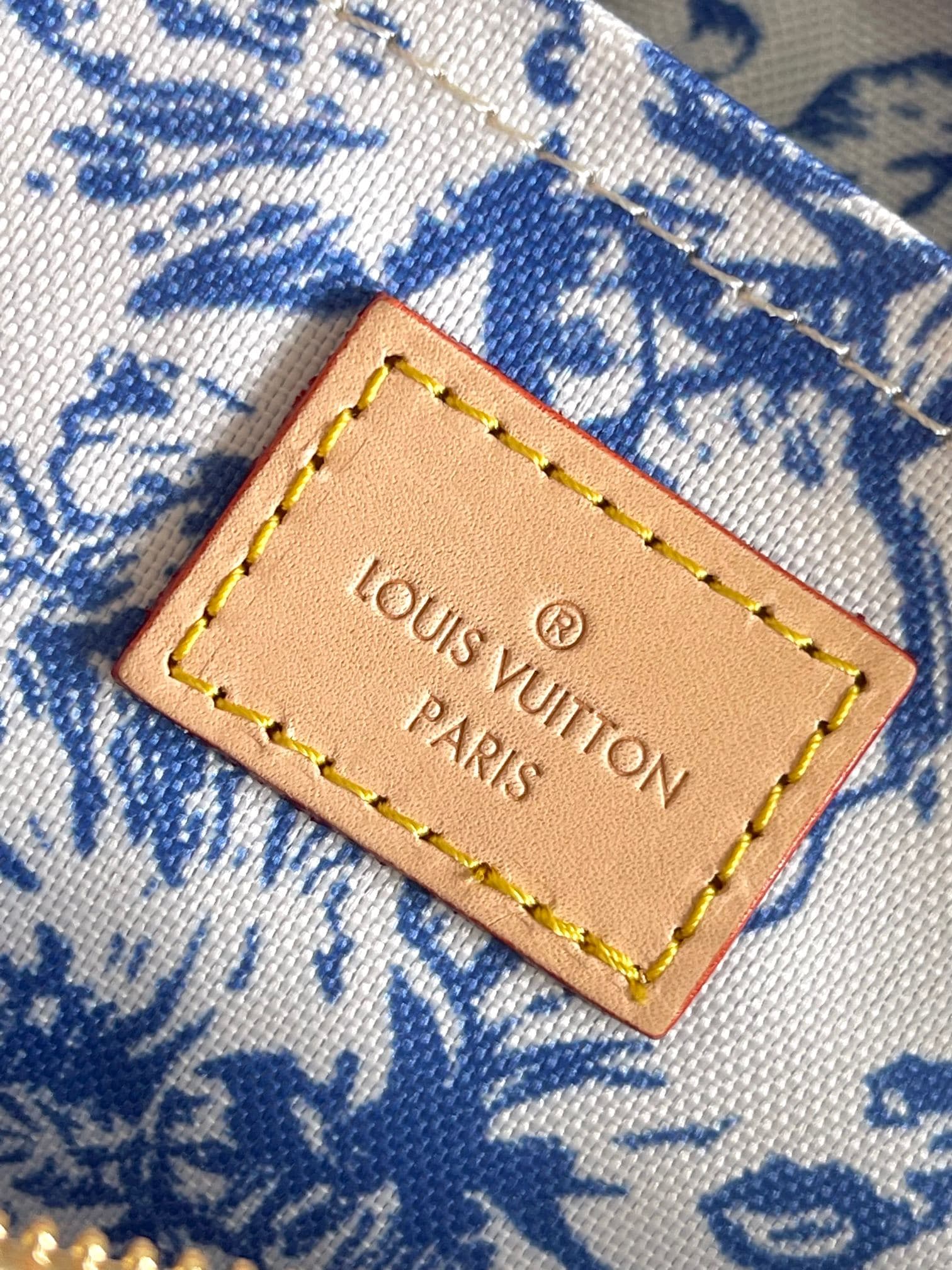C5175 [Haiyuan Outer Single Independent Purchase] M25318 Blue model OnTheGo East West handbag features a unique design and is made of canvas. It is one of the popular products in the LV By The Pool collection. The LV Circle and Monogram Flowers patterns f — image 7