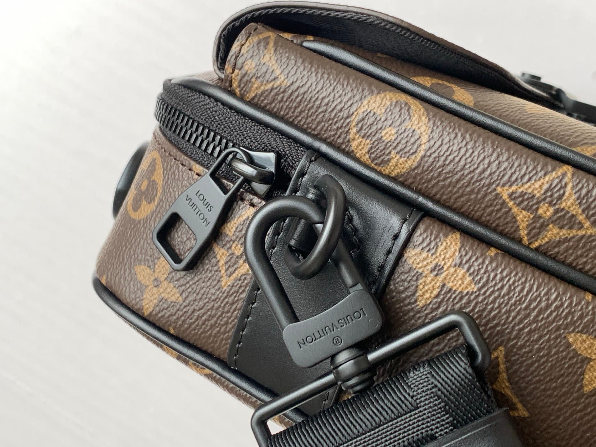 C5034 P【Full-steel hardware; MB163c01 variable code chip】High-grade quality with complete packaging. Model number: M45806, monogram pattern. This S Lock bag is made of Monogram Macassar canvas. The new clasp is inspired by the hardbox clasp designed by Ge — image 6