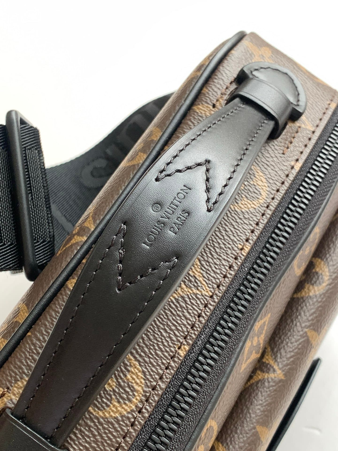 C5034 P【Full-steel hardware; MB163c01 variable code chip】High-grade quality with complete packaging. Model number: M45806, monogram pattern. This S Lock bag is made of Monogram Macassar canvas. The new clasp is inspired by the hardbox clasp designed by Ge — image 7