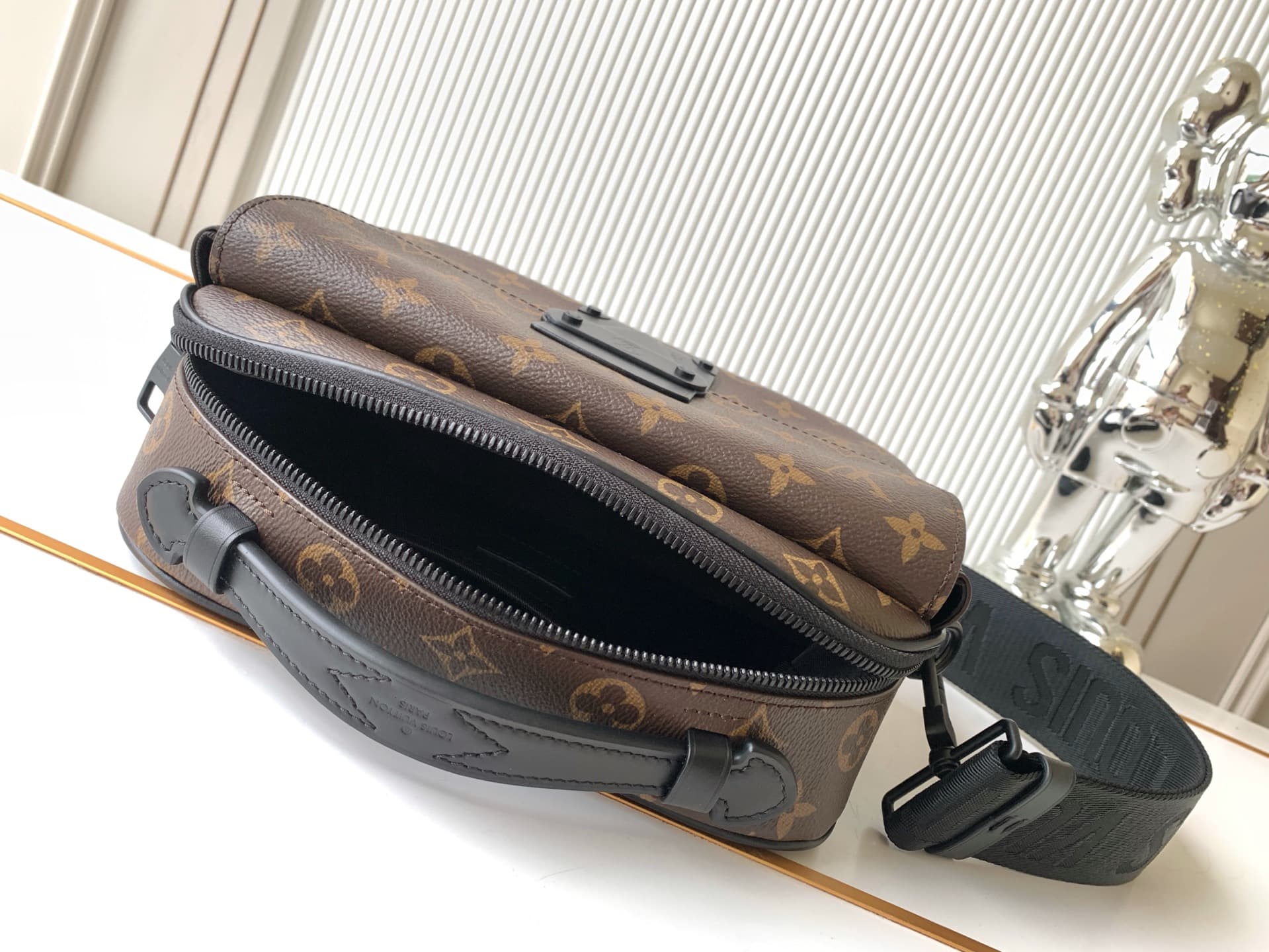 C5034 P【Full-steel hardware; MB163c01 variable code chip】High-grade quality with complete packaging. Model number: M45806, monogram pattern. This S Lock bag is made of Monogram Macassar canvas. The new clasp is inspired by the hardbox clasp designed by Ge — image 8