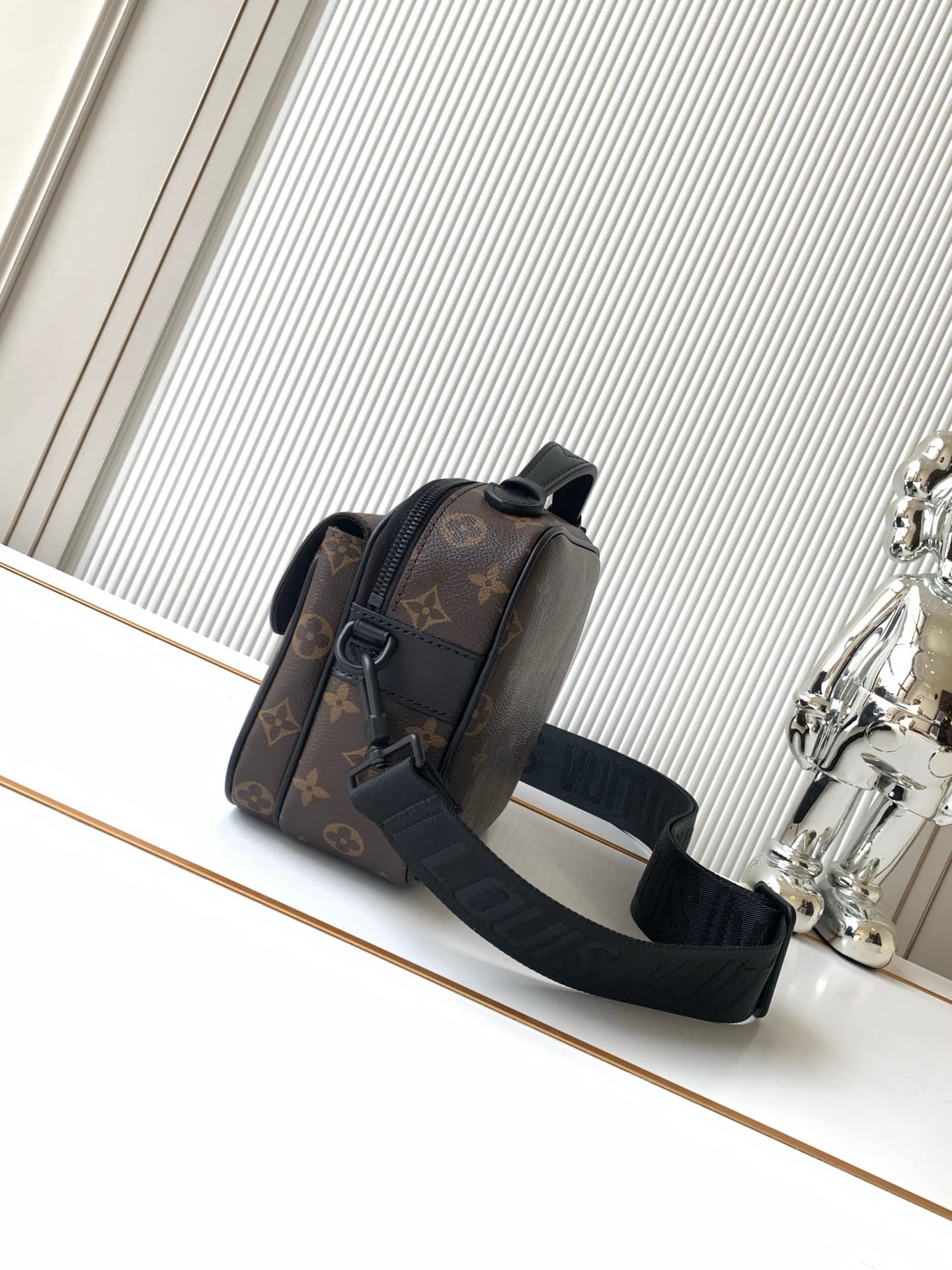 C5034 P【Full-steel hardware; MB163c01 variable code chip】High-grade quality with complete packaging. Model number: M45806, monogram pattern. This S Lock bag is made of Monogram Macassar canvas. The new clasp is inspired by the hardbox clasp designed by Ge — image 2