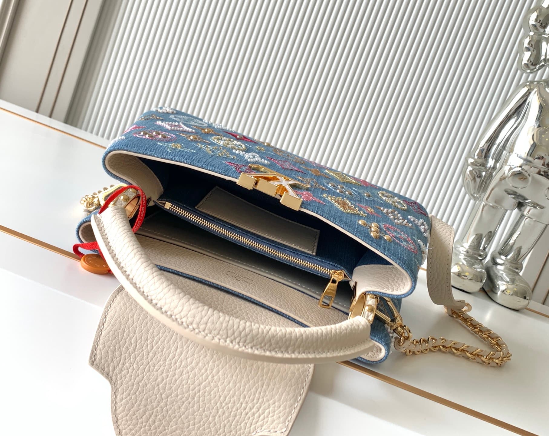 C4951 P【Full-steel hardware, MB163c01 variable code chip】High-grade product with complete packaging. Model number: M12947. Small size, with a light white denim pattern and floral embroidery. This Capucines handbag features Monogram denim fabric, embroider — image 8