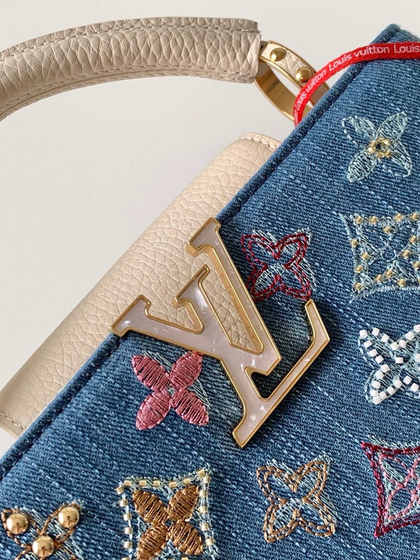 C4951 P【Full-steel hardware, MB163c01 variable code chip】High-grade product with complete packaging. Model number: M12947. Small size, with a light white denim pattern and floral embroidery. This Capucines handbag features Monogram denim fabric, embroider — image 5