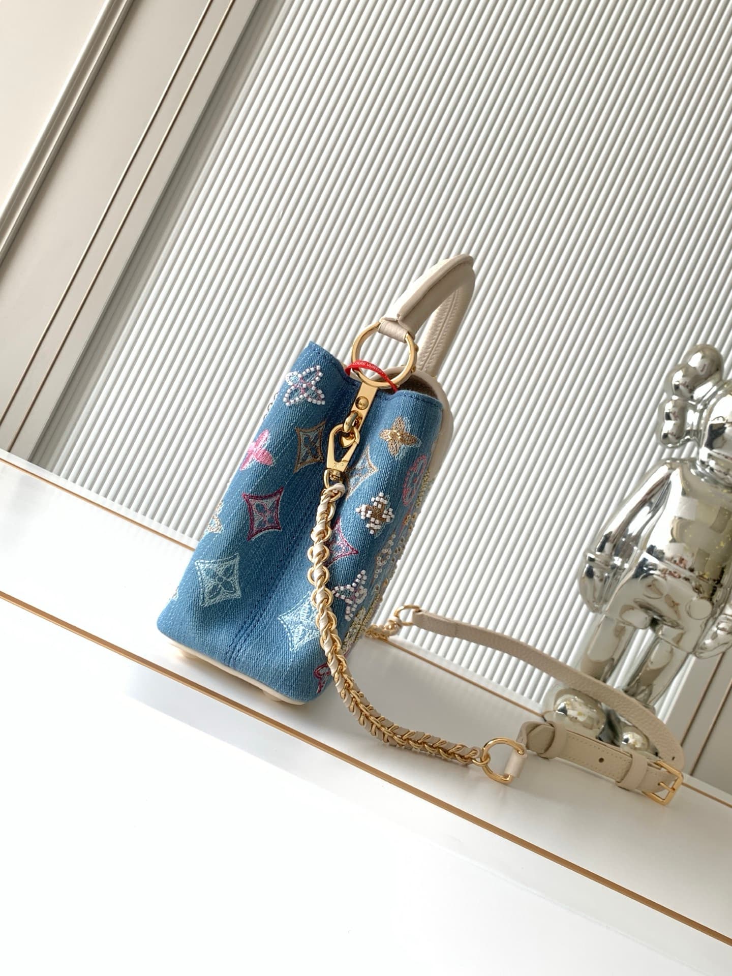 C4951 P【Full-steel hardware, MB163c01 variable code chip】High-grade product with complete packaging. Model number: M12947. Small size, with a light white denim pattern and floral embroidery. This Capucines handbag features Monogram denim fabric, embroider — image 2