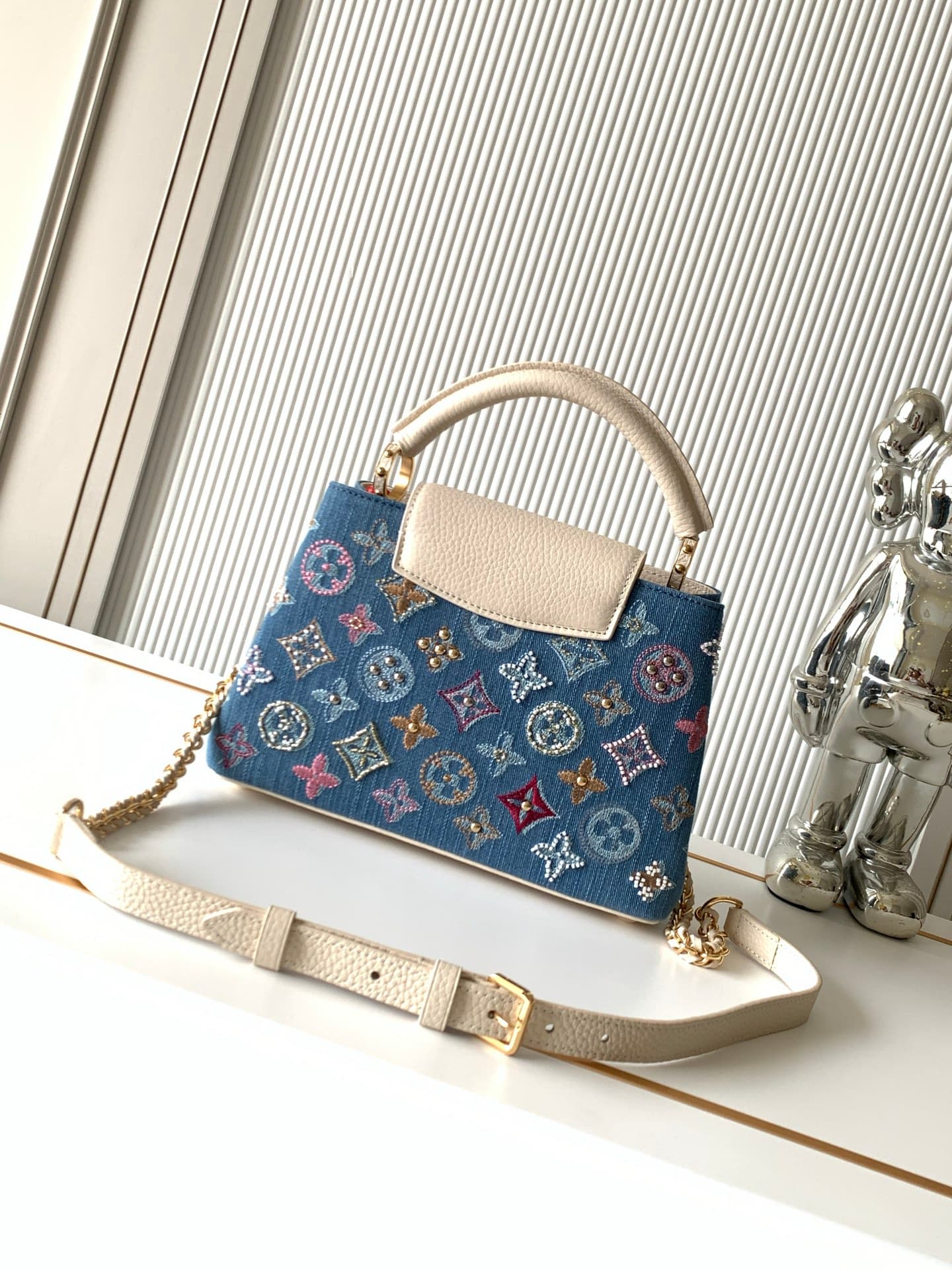 C4951 P【Full-steel hardware, MB163c01 variable code chip】High-grade product with complete packaging. Model number: M12947. Small size, with a light white denim pattern and floral embroidery. This Capucines handbag features Monogram denim fabric, embroider — image 3
