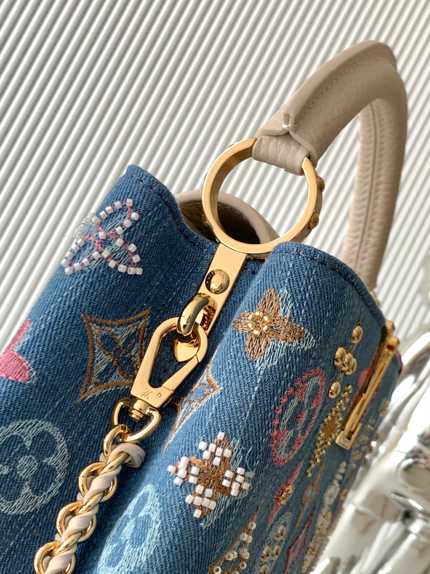 C4951 P【Full-steel hardware, MB163c01 variable code chip】High-grade product with complete packaging. Model number: M12947. Small size, with a light white denim pattern and floral embroidery. This Capucines handbag features Monogram denim fabric, embroider — image 6