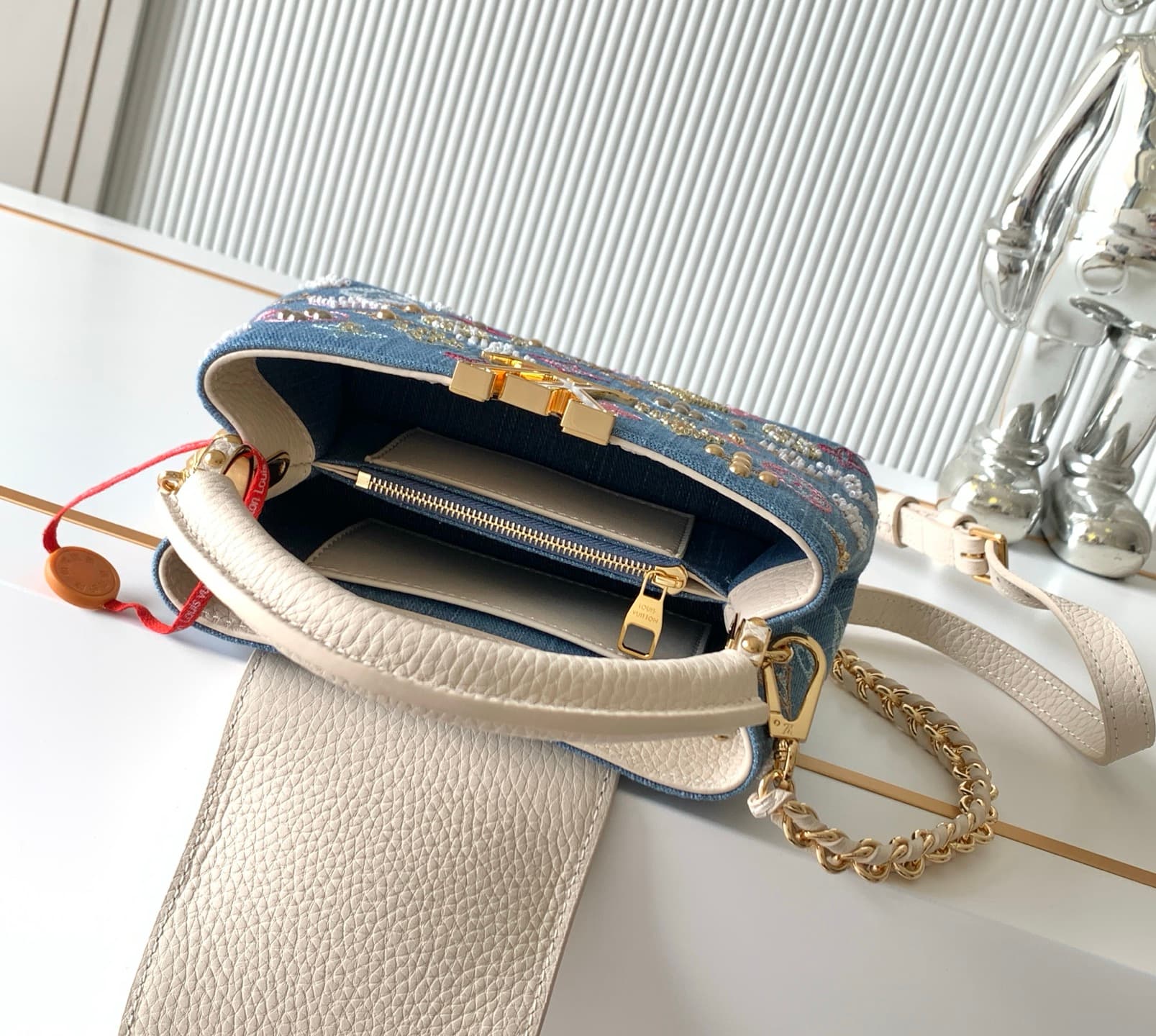 C4950 P【Full-steel hardware, MB163c01 variable code chip】High-quality product with complete packaging. Model numbers: M12947. This Capucines handbag features embroidery of mini milk-white denim flowers. The embroidery and decorative lines are made of Mono — image 8