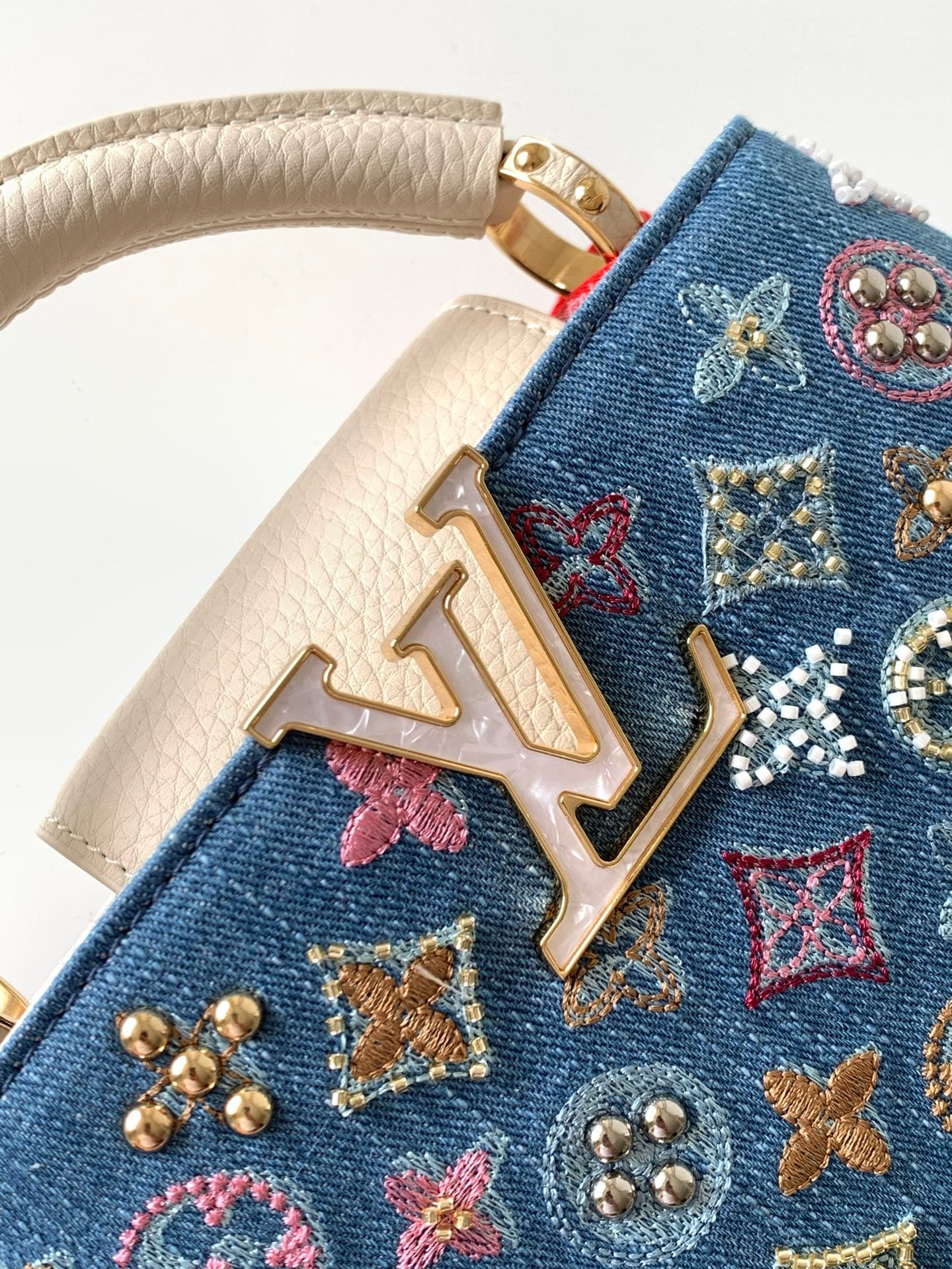 C4950 P【Full-steel hardware, MB163c01 variable code chip】High-quality product with complete packaging. Model numbers: M12947. This Capucines handbag features embroidery of mini milk-white denim flowers. The embroidery and decorative lines are made of Mono — image 5
