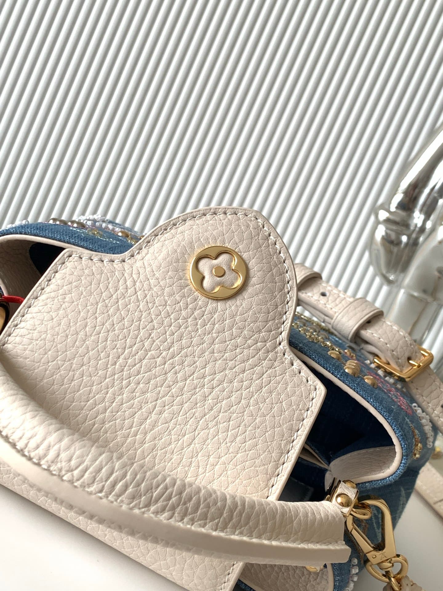 C4950 P【Full-steel hardware, MB163c01 variable code chip】High-quality product with complete packaging. Model numbers: M12947. This Capucines handbag features embroidery of mini milk-white denim flowers. The embroidery and decorative lines are made of Mono — image 7