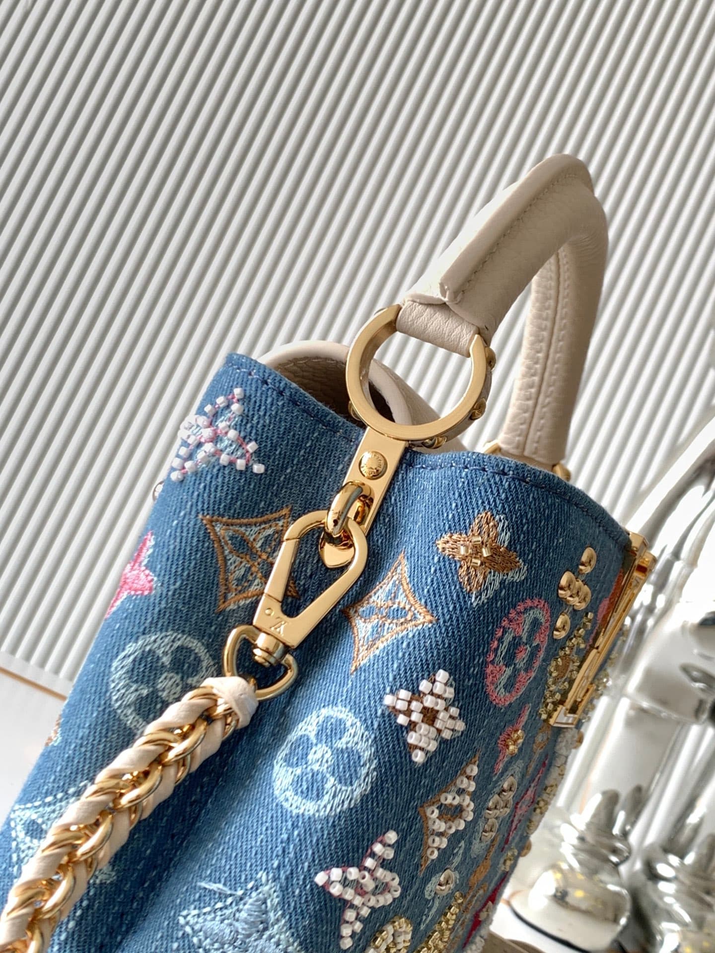 C4950 P【Full-steel hardware, MB163c01 variable code chip】High-quality product with complete packaging. Model numbers: M12947. This Capucines handbag features embroidery of mini milk-white denim flowers. The embroidery and decorative lines are made of Mono — image 6