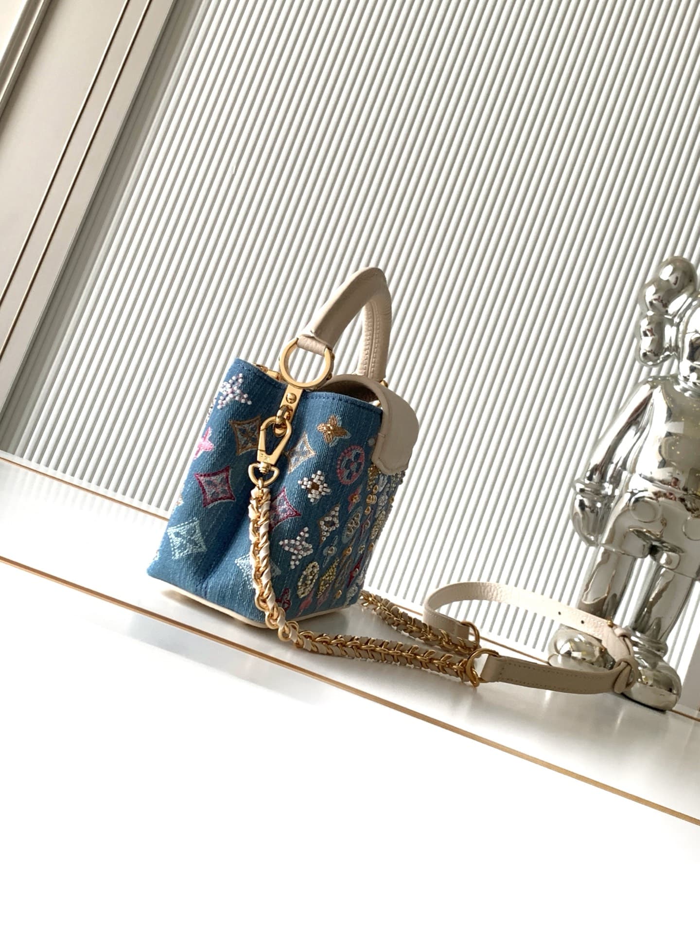 C4950 P【Full-steel hardware, MB163c01 variable code chip】High-quality product with complete packaging. Model numbers: M12947. This Capucines handbag features embroidery of mini milk-white denim flowers. The embroidery and decorative lines are made of Mono — image 2