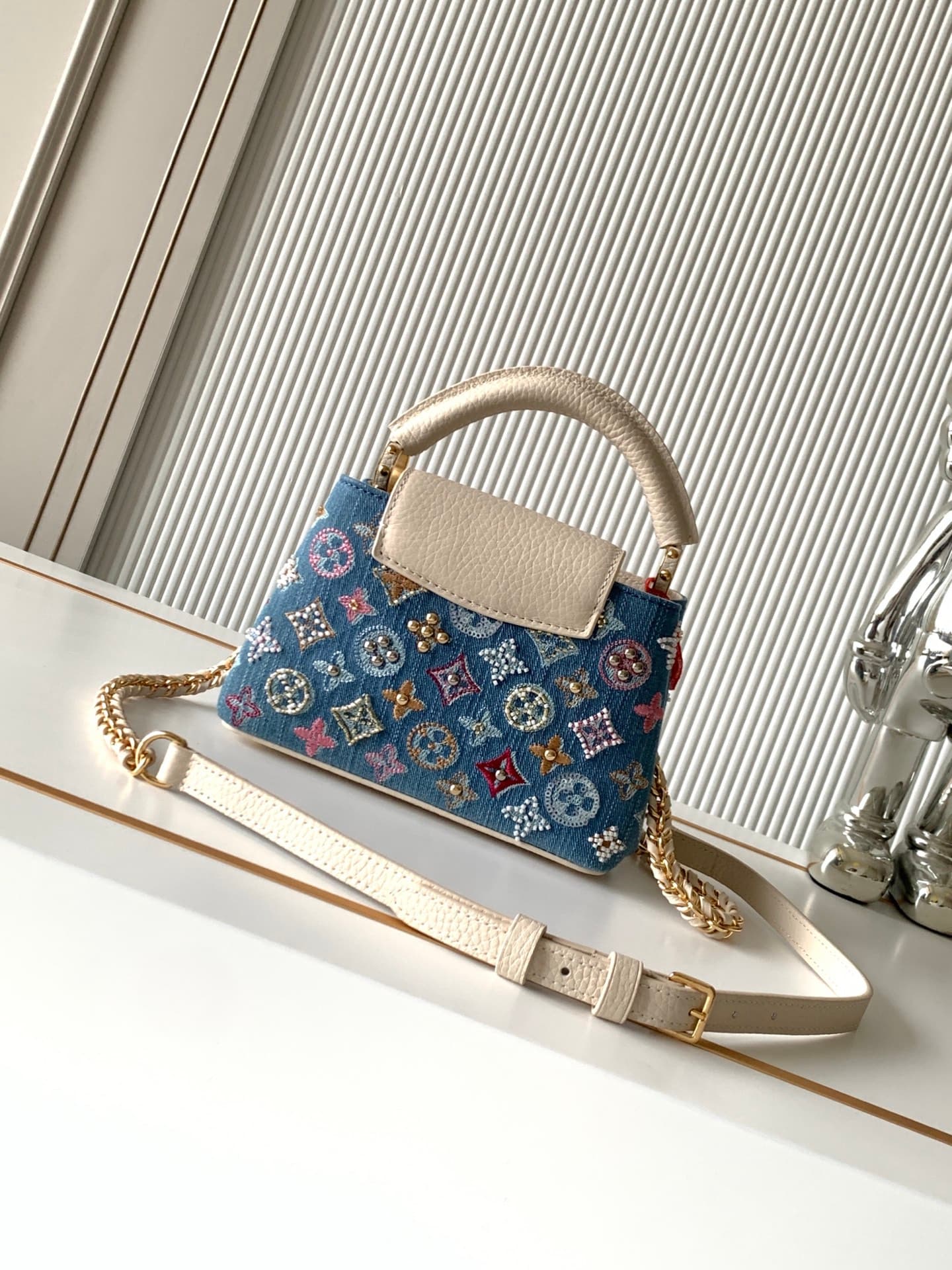 C4950 P【Full-steel hardware, MB163c01 variable code chip】High-quality product with complete packaging. Model numbers: M12947. This Capucines handbag features embroidery of mini milk-white denim flowers. The embroidery and decorative lines are made of Mono — image 3