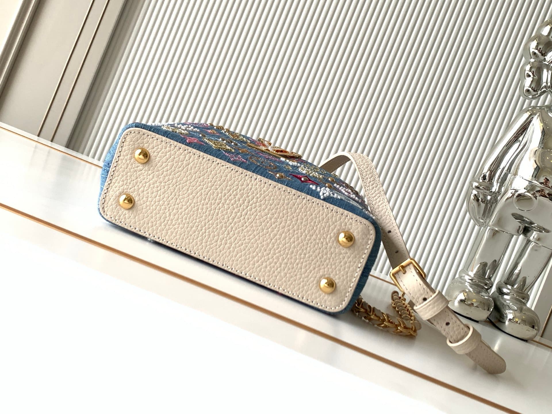 C4950 P【Full-steel hardware, MB163c01 variable code chip】High-quality product with complete packaging. Model numbers: M12947. This Capucines handbag features embroidery of mini milk-white denim flowers. The embroidery and decorative lines are made of Mono — image 4