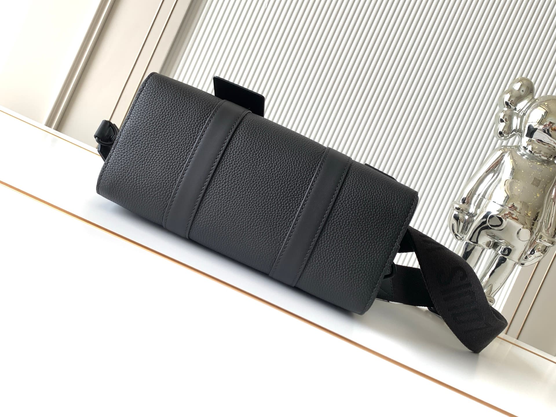 C5037 P【Full-steel hardware MB163c01 variable code chip】Premium quality with complete packaging. Model number: M59255, black color. This City Keepall handbag brings the modernist style of Louis Vuitton to the autumn collection via 2021. The Aerogram fine- — image 4
