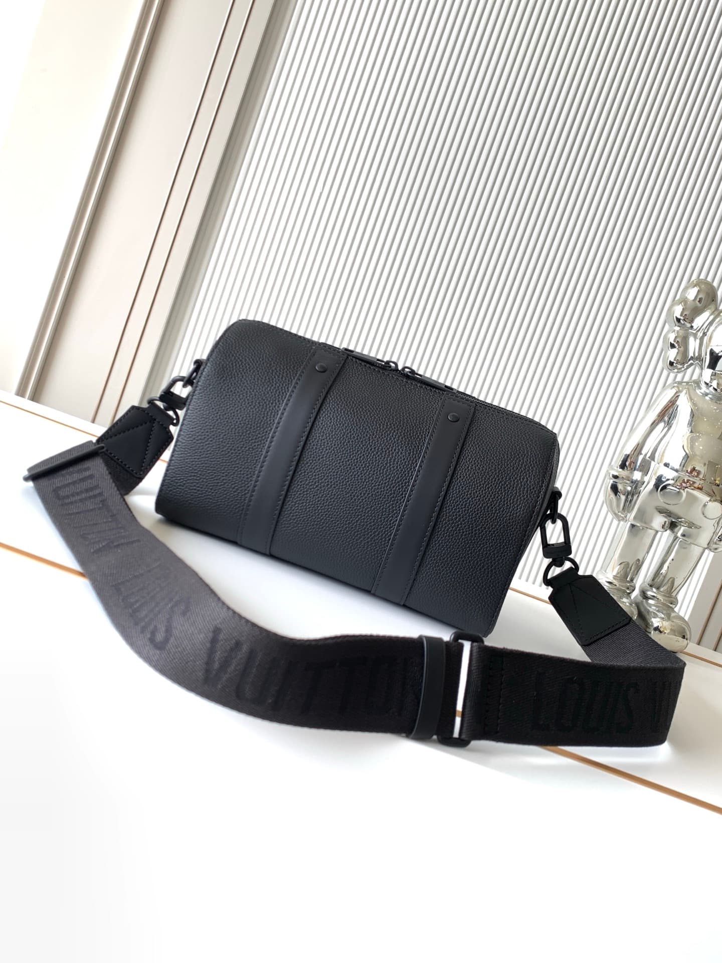 C5037 P【Full-steel hardware MB163c01 variable code chip】Premium quality with complete packaging. Model number: M59255, black color. This City Keepall handbag brings the modernist style of Louis Vuitton to the autumn collection via 2021. The Aerogram fine- — image 3