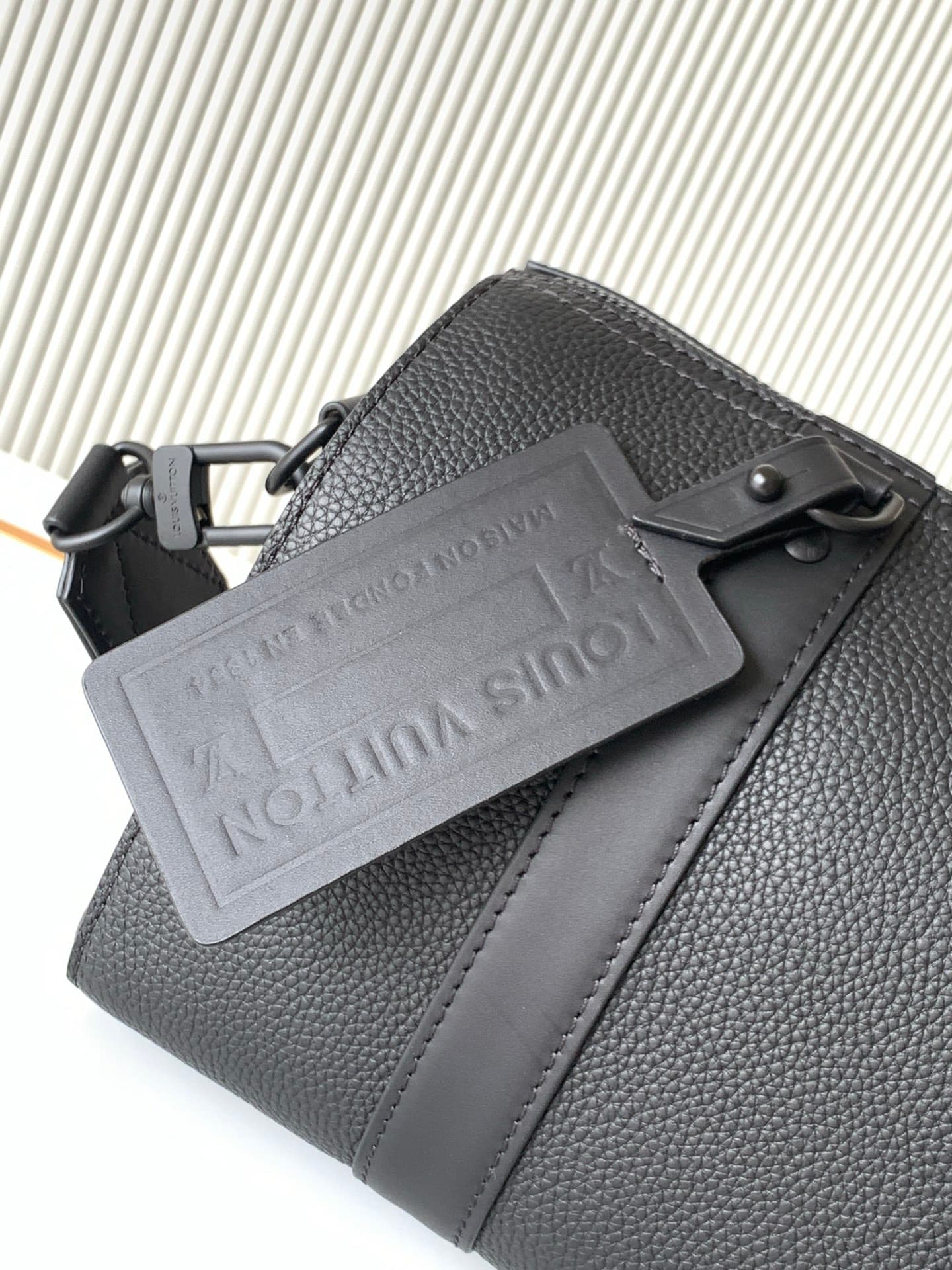 C5037 P【Full-steel hardware MB163c01 variable code chip】Premium quality with complete packaging. Model number: M59255, black color. This City Keepall handbag brings the modernist style of Louis Vuitton to the autumn collection via 2021. The Aerogram fine- — image 6