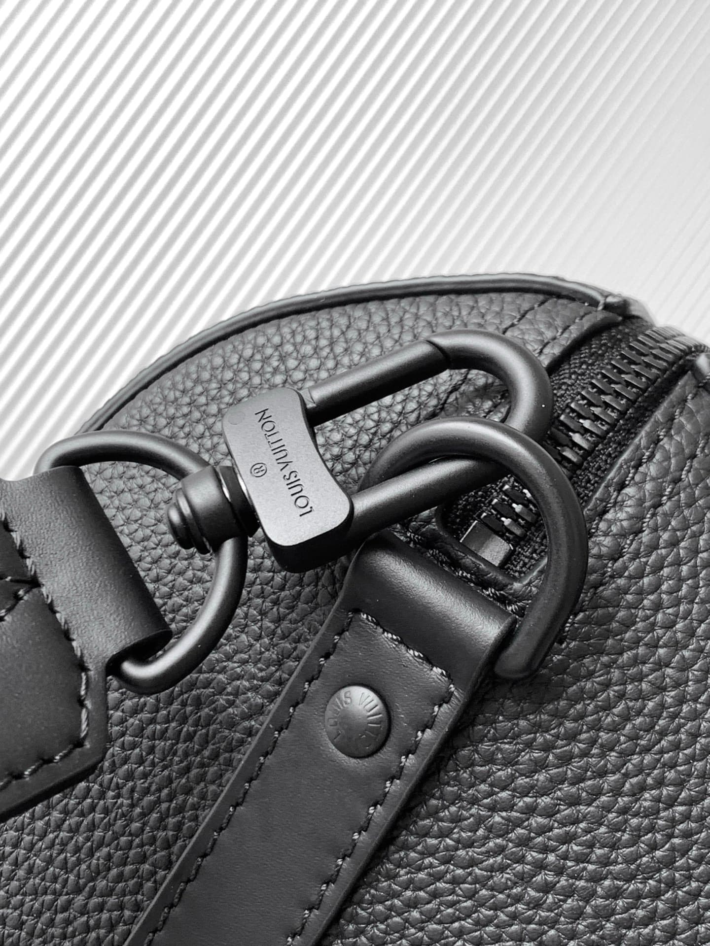 C5037 P【Full-steel hardware MB163c01 variable code chip】Premium quality with complete packaging. Model number: M59255, black color. This City Keepall handbag brings the modernist style of Louis Vuitton to the autumn collection via 2021. The Aerogram fine- — image 7
