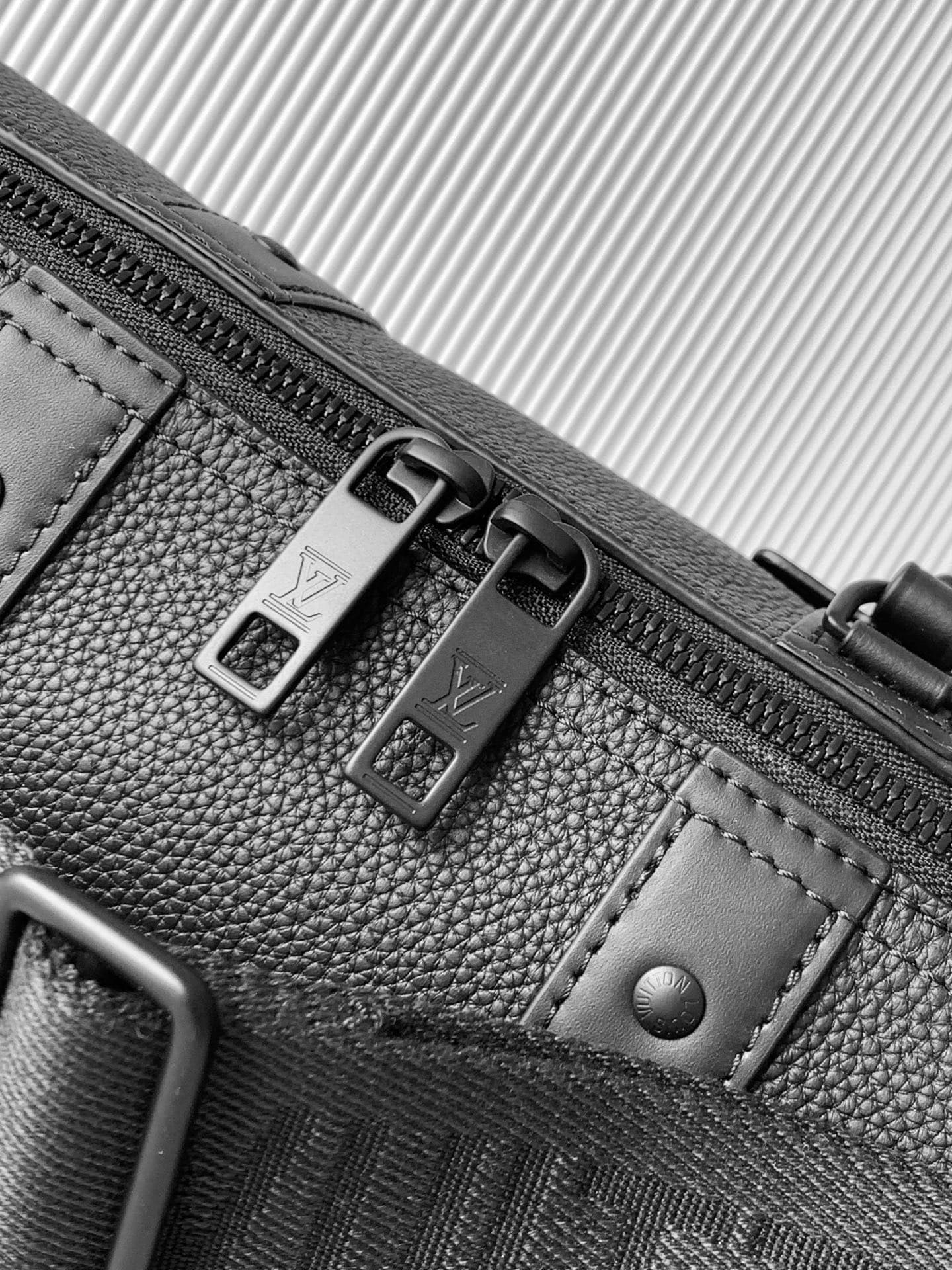 C5037 P【Full-steel hardware MB163c01 variable code chip】Premium quality with complete packaging. Model number: M59255, black color. This City Keepall handbag brings the modernist style of Louis Vuitton to the autumn collection via 2021. The Aerogram fine- — image 8