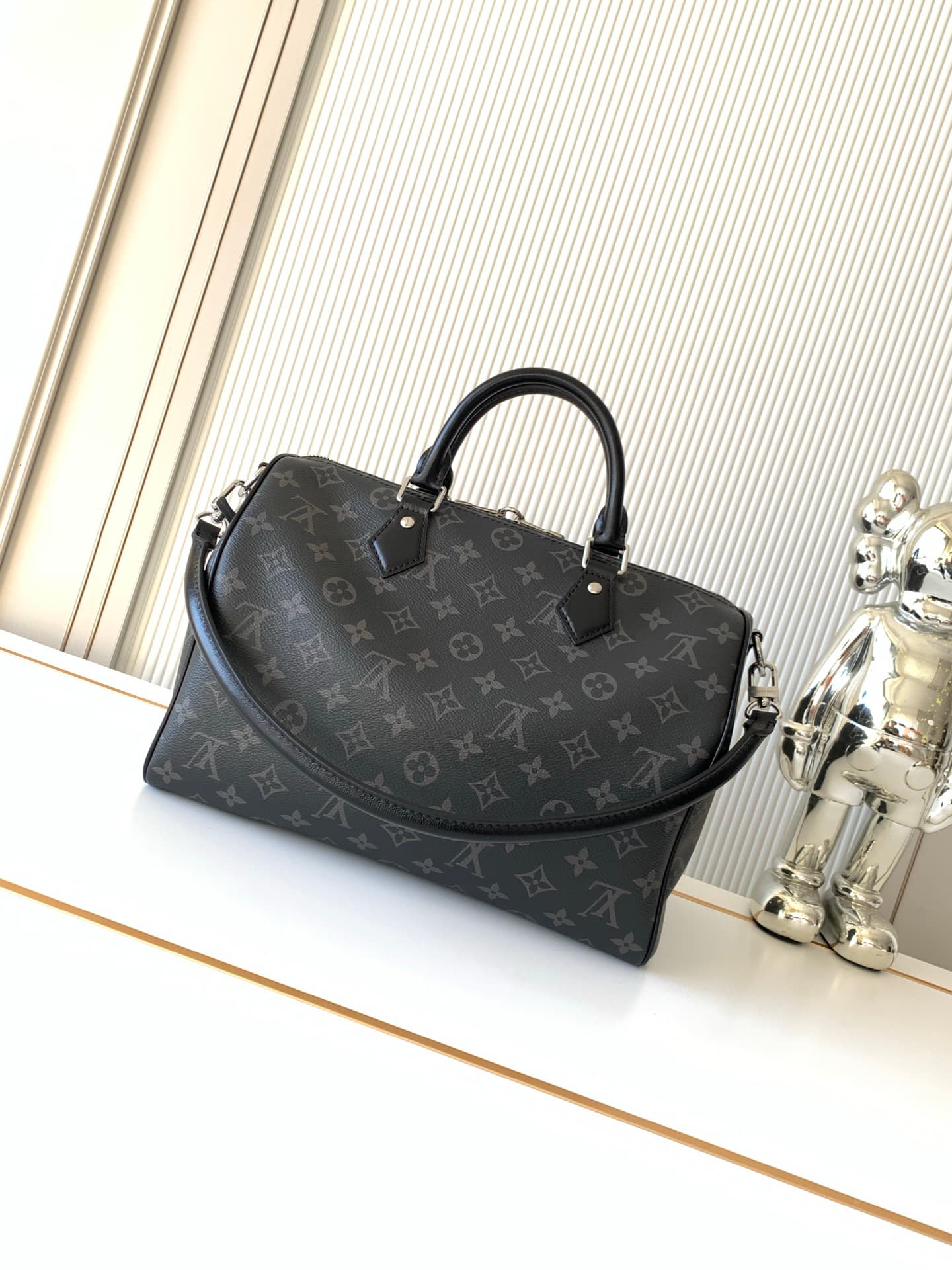 C5114 P【All-steel hardware MB163c01 variable code chip】High-grade product with complete packaging. Model number: M15102, black pattern. This model, Speedy Soft 30, handbag belongs to the LV Ski collection, featuring a classic design with Monogram Eclipse  — image 3