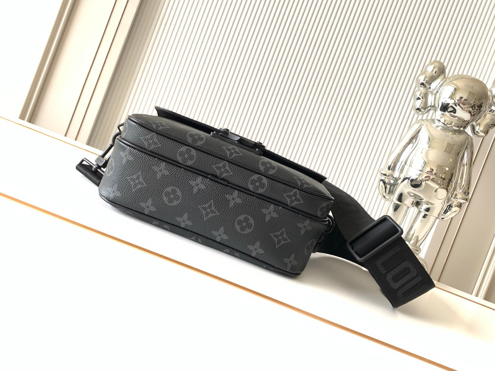 C5035 P【Full-steel hardware, MB163c01 variable code chip】High-grade product with complete packaging. Model number: M45806, black pattern. This S Lock messenger bag is made of Monogram Macassar canvas. The new lock mechanism is inspired by the hardbox lock — image 4