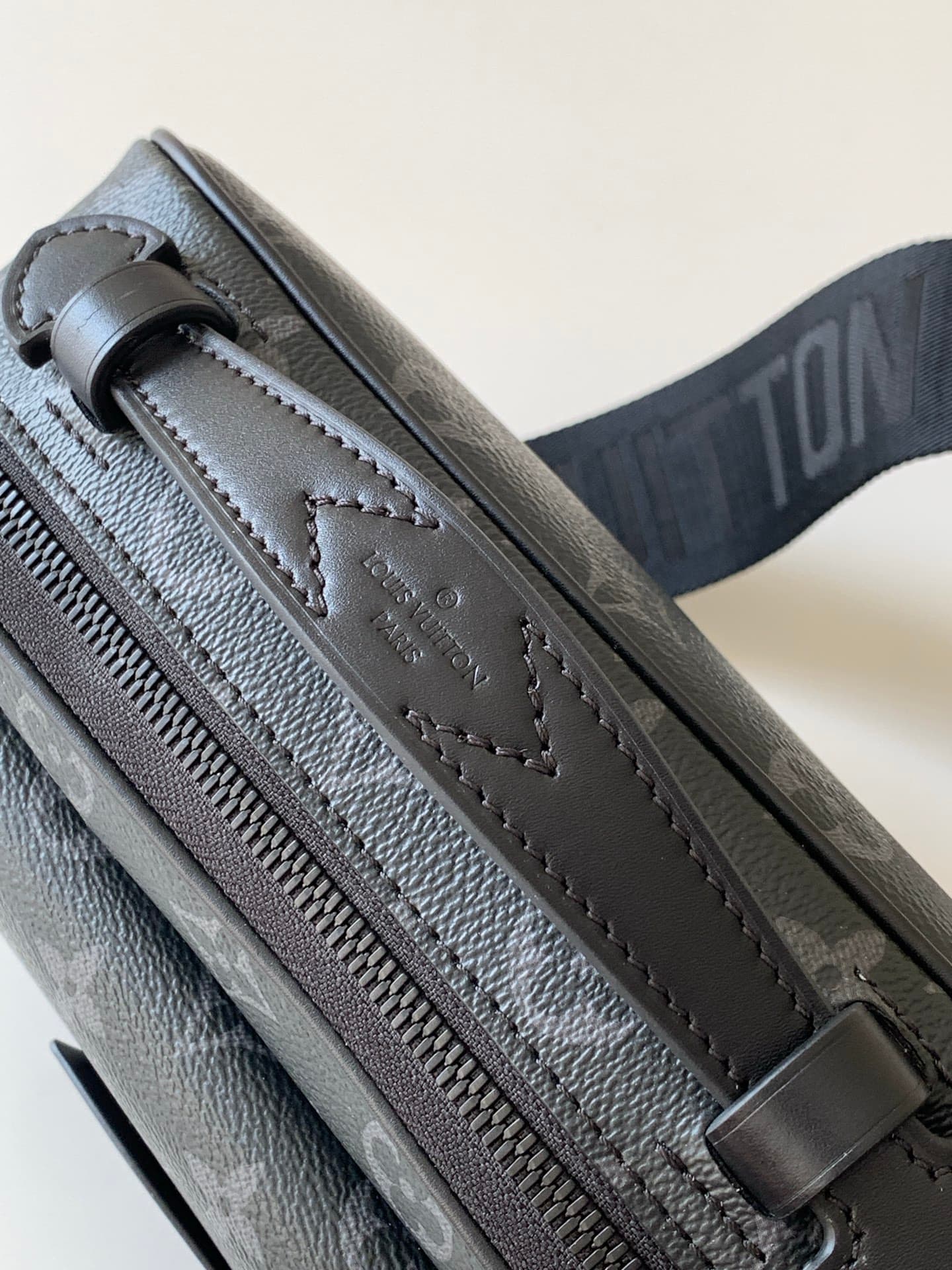 C5035 P【Full-steel hardware, MB163c01 variable code chip】High-grade product with complete packaging. Model number: M45806, black pattern. This S Lock messenger bag is made of Monogram Macassar canvas. The new lock mechanism is inspired by the hardbox lock — image 6