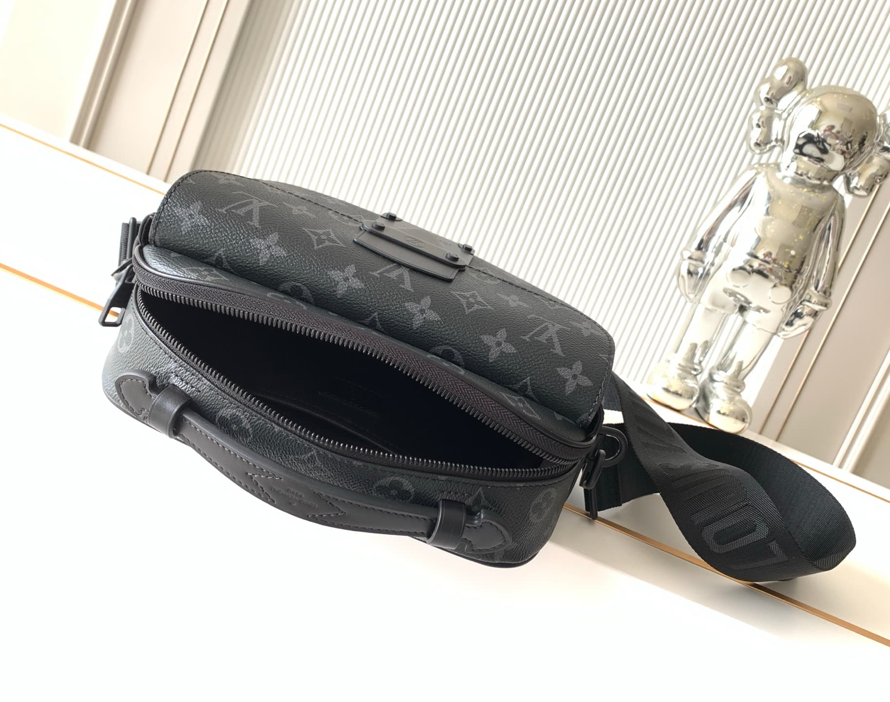 C5035 P【Full-steel hardware, MB163c01 variable code chip】High-grade product with complete packaging. Model number: M45806, black pattern. This S Lock messenger bag is made of Monogram Macassar canvas. The new lock mechanism is inspired by the hardbox lock — image 8