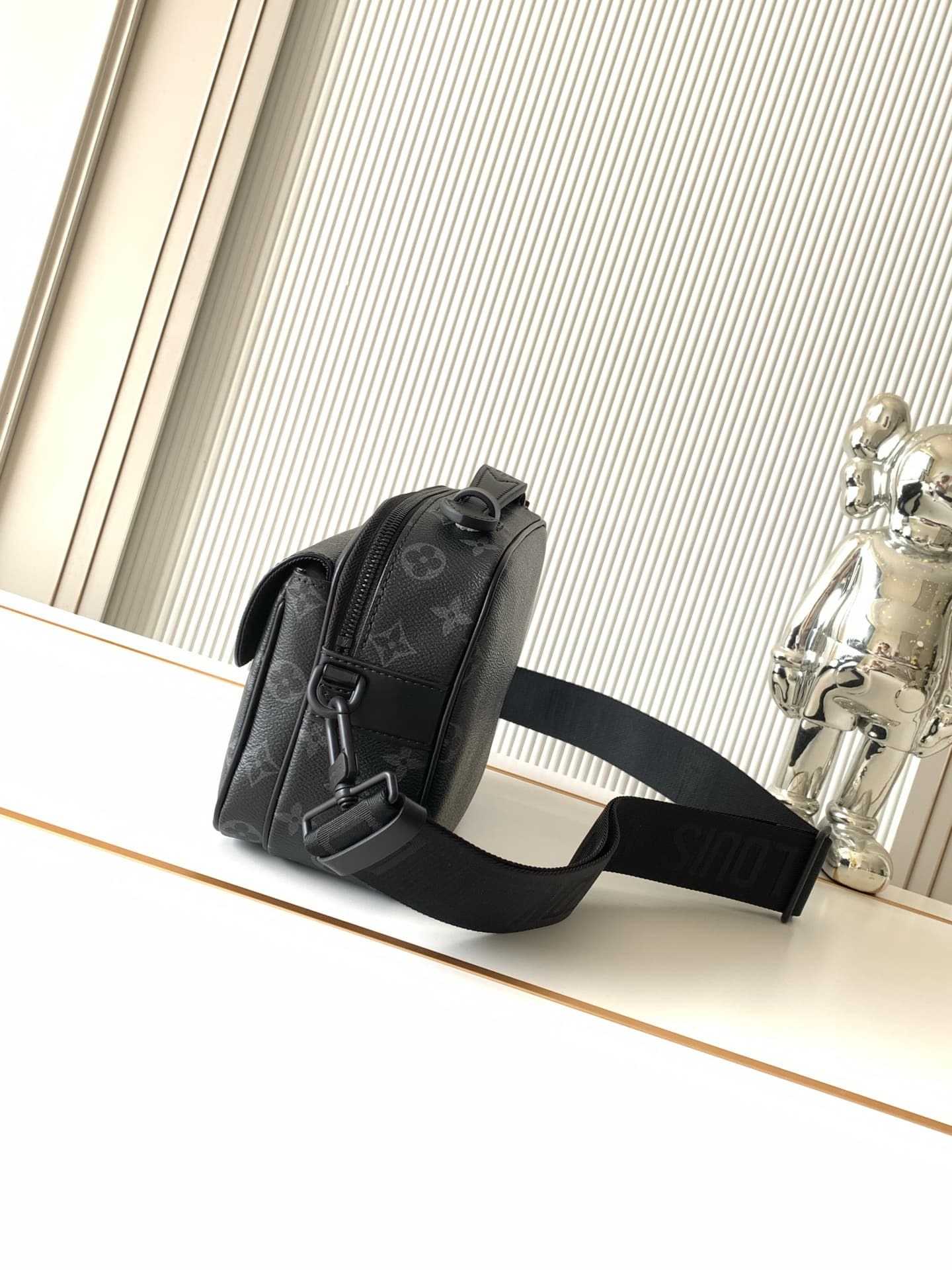 C5035 P【Full-steel hardware, MB163c01 variable code chip】High-grade product with complete packaging. Model number: M45806, black pattern. This S Lock messenger bag is made of Monogram Macassar canvas. The new lock mechanism is inspired by the hardbox lock — image 2