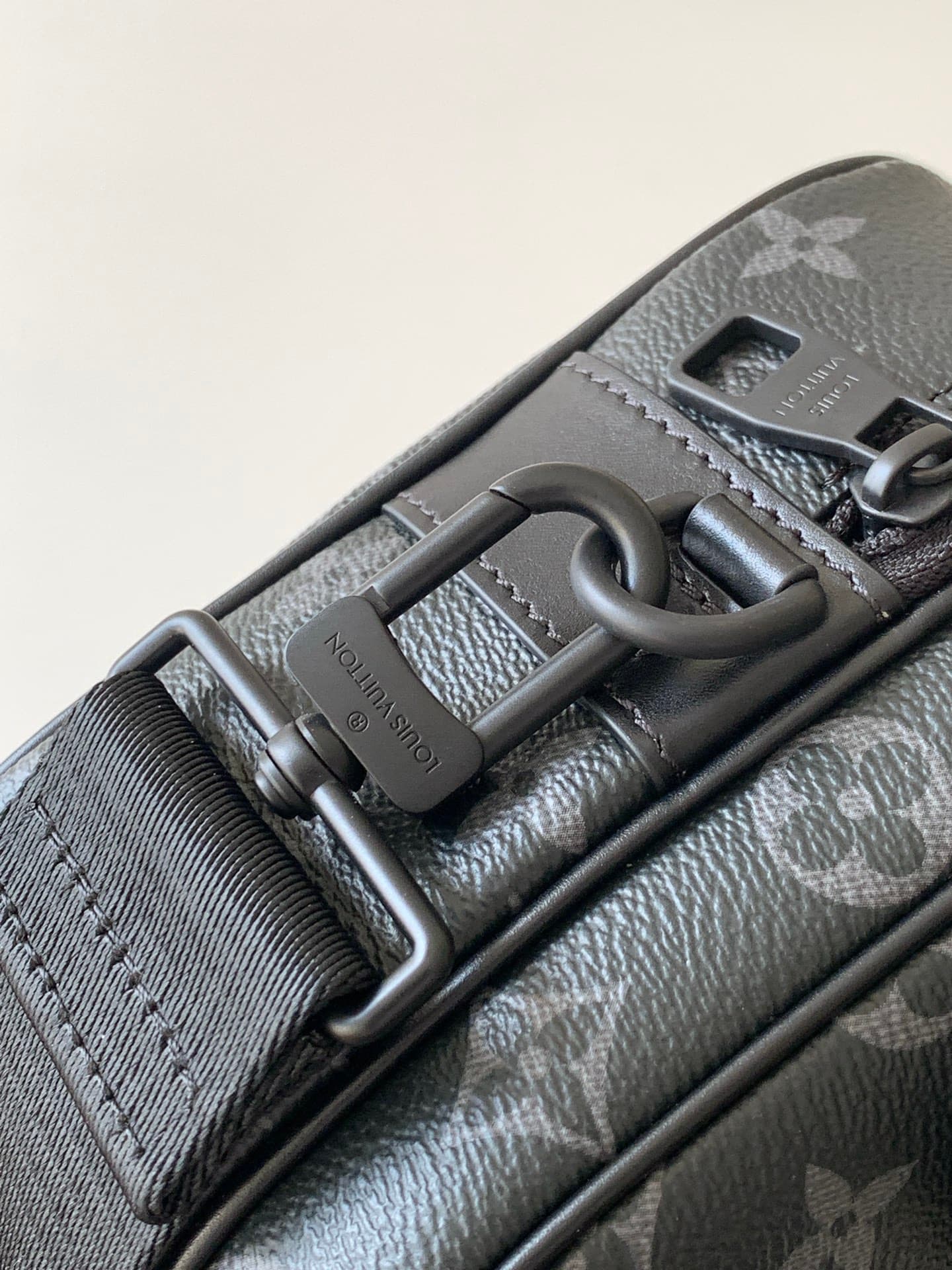 C5035 P【Full-steel hardware, MB163c01 variable code chip】High-grade product with complete packaging. Model number: M45806, black pattern. This S Lock messenger bag is made of Monogram Macassar canvas. The new lock mechanism is inspired by the hardbox lock — image 7