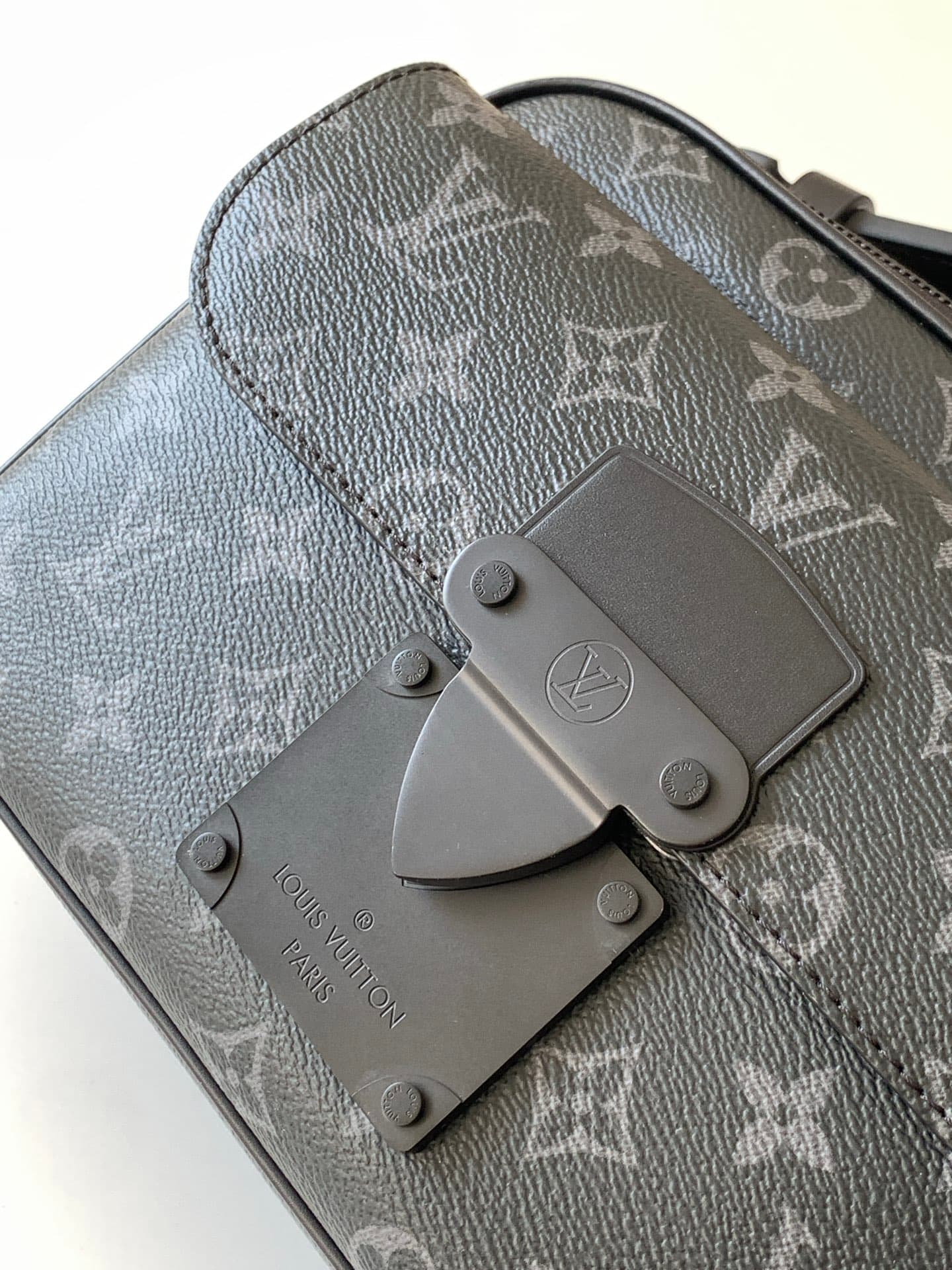 C5035 P【Full-steel hardware, MB163c01 variable code chip】High-grade product with complete packaging. Model number: M45806, black pattern. This S Lock messenger bag is made of Monogram Macassar canvas. The new lock mechanism is inspired by the hardbox lock — image 5