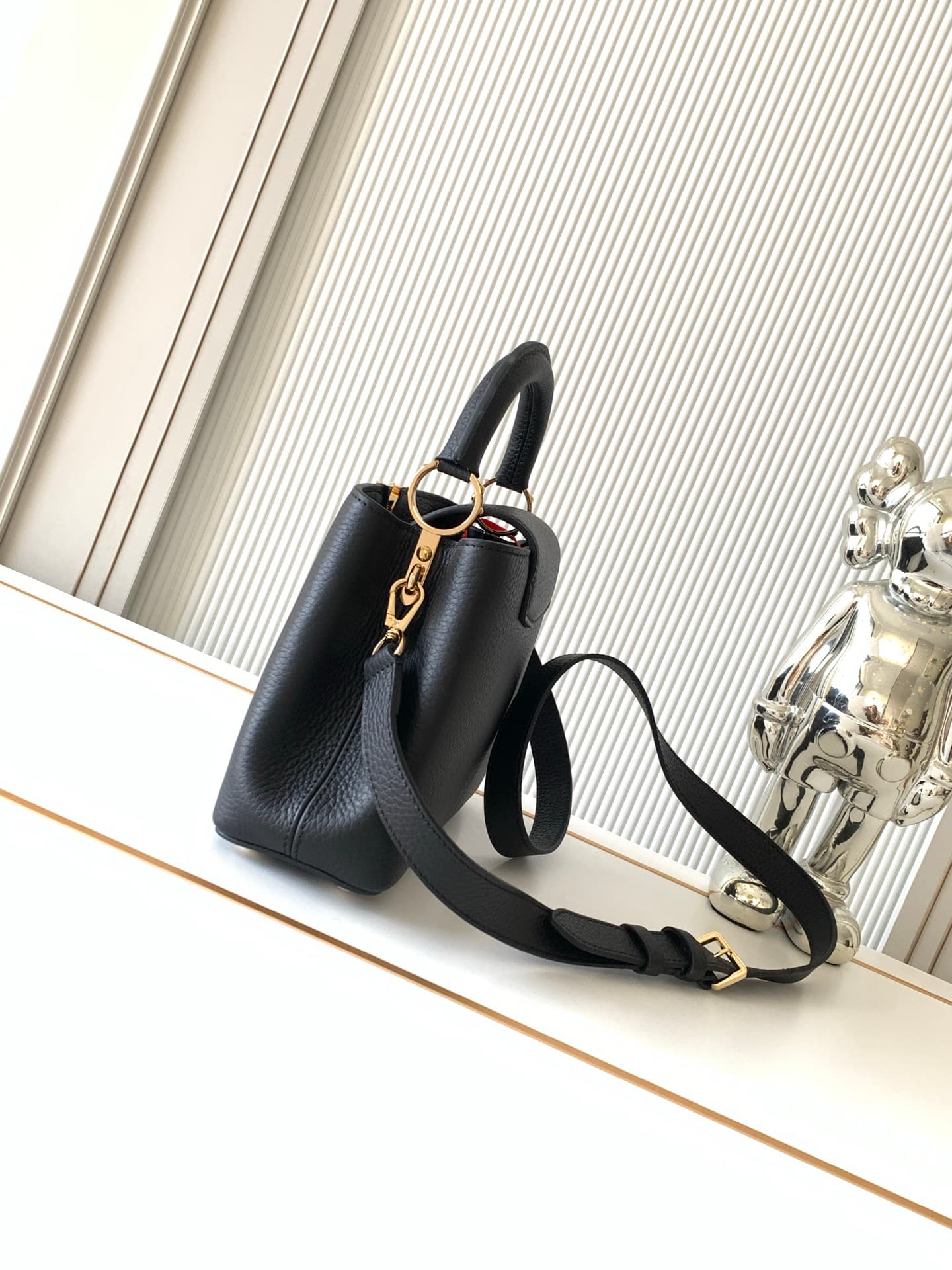 C4956 P【All-steel hardware MB163c01 variable code chip】Extra-grade product with complete packaging. CAPUCINES BB handbag, model number M24728, black color. The Capucines series of handbags originated in the year 2013, and were named after the Paris street — image 2