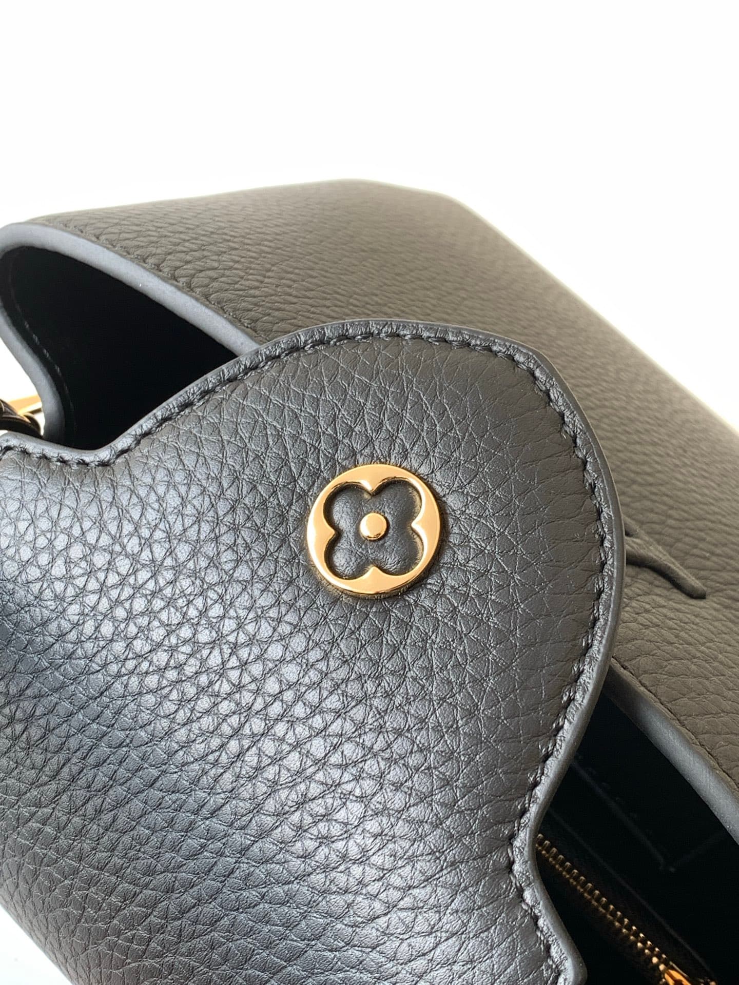 C4956 P【All-steel hardware MB163c01 variable code chip】Extra-grade product with complete packaging. CAPUCINES BB handbag, model number M24728, black color. The Capucines series of handbags originated in the year 2013, and were named after the Paris street — image 7