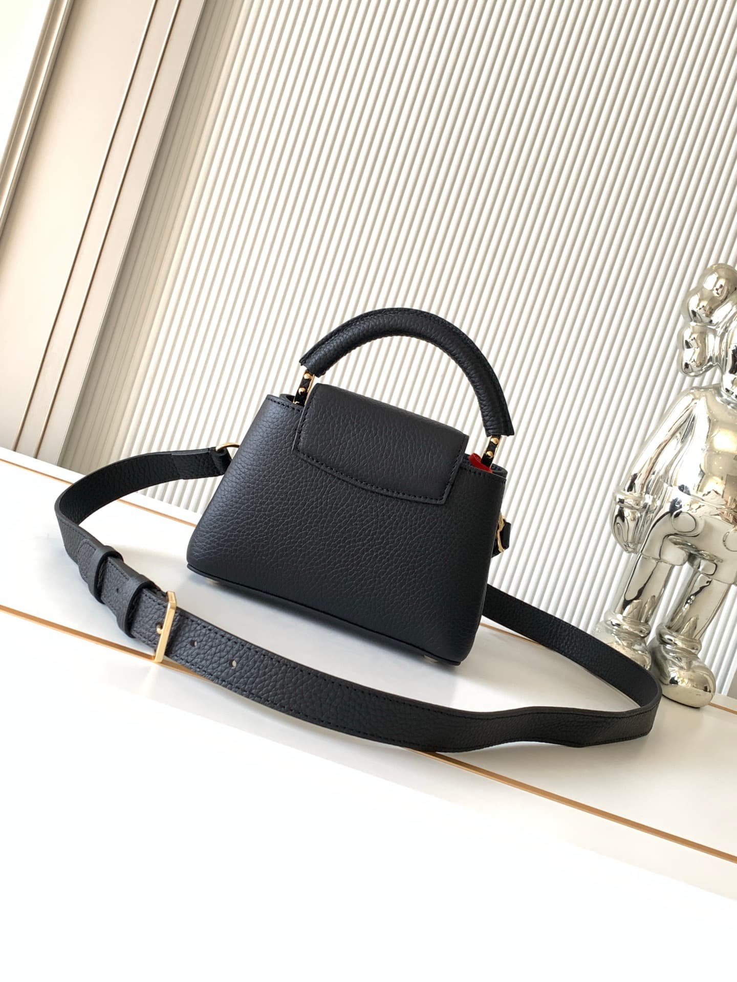 C4954 P【Full-steel hardware, MB163c01 variable code chip】High-quality product with complete packaging. CAPUCINES mini handbag, model number M24729, black color. This Capucines mini handbag is made of fine-quality Taurillon leather, with shiny handles and  — image 3