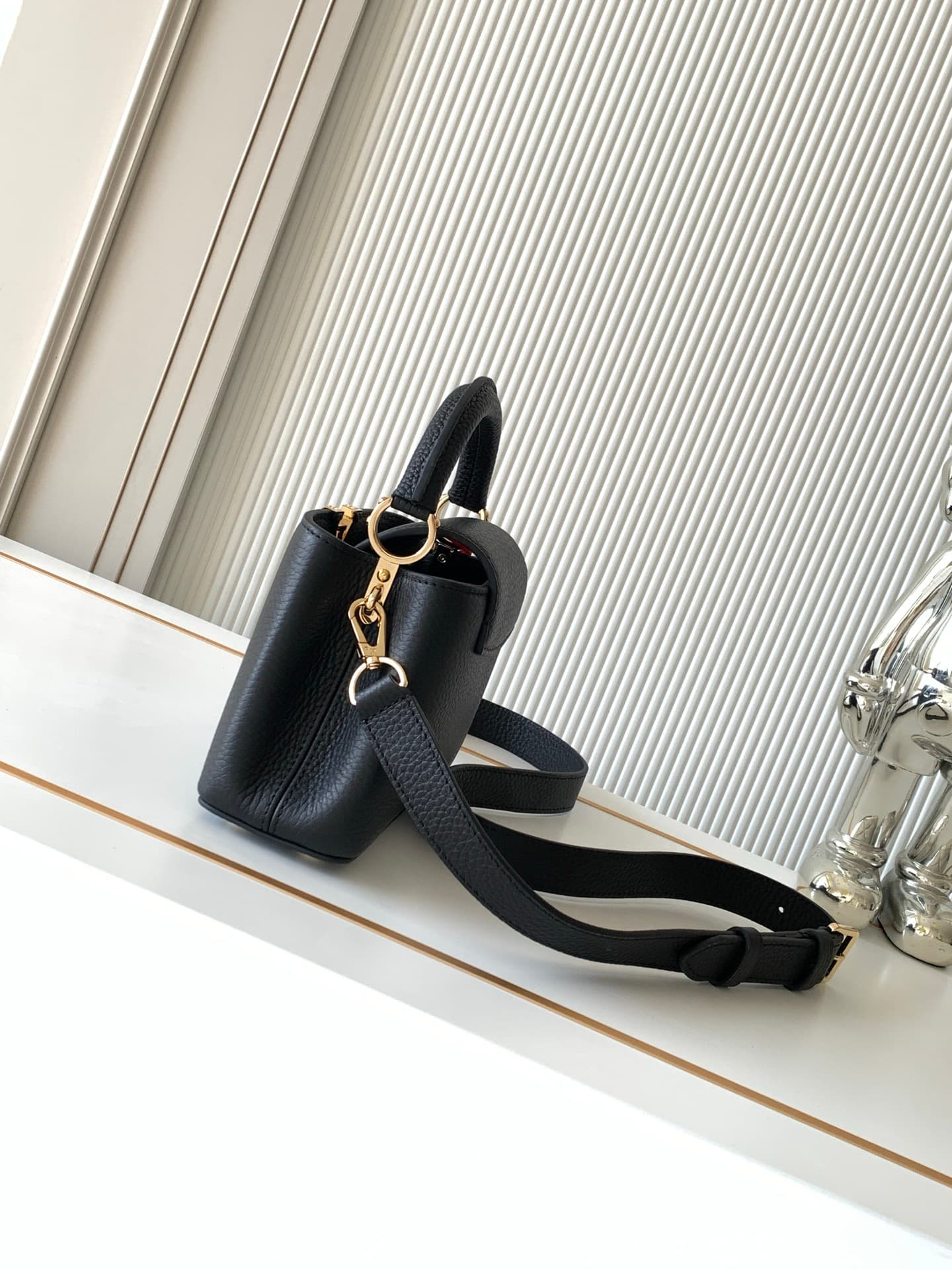 C4954 P【Full-steel hardware, MB163c01 variable code chip】High-quality product with complete packaging. CAPUCINES mini handbag, model number M24729, black color. This Capucines mini handbag is made of fine-quality Taurillon leather, with shiny handles and  — image 2