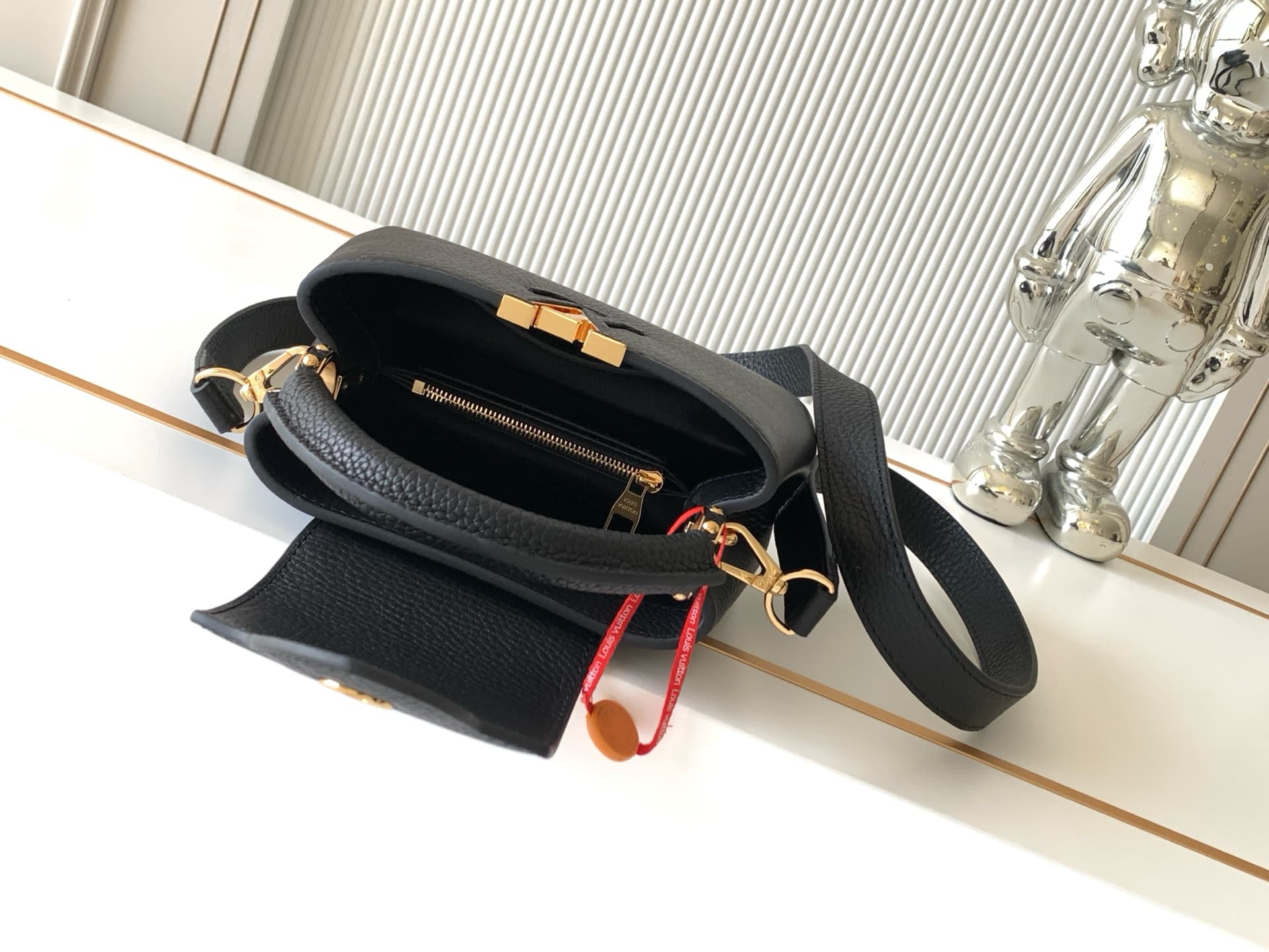 C4954 P【Full-steel hardware, MB163c01 variable code chip】High-quality product with complete packaging. CAPUCINES mini handbag, model number M24729, black color. This Capucines mini handbag is made of fine-quality Taurillon leather, with shiny handles and  — image 8