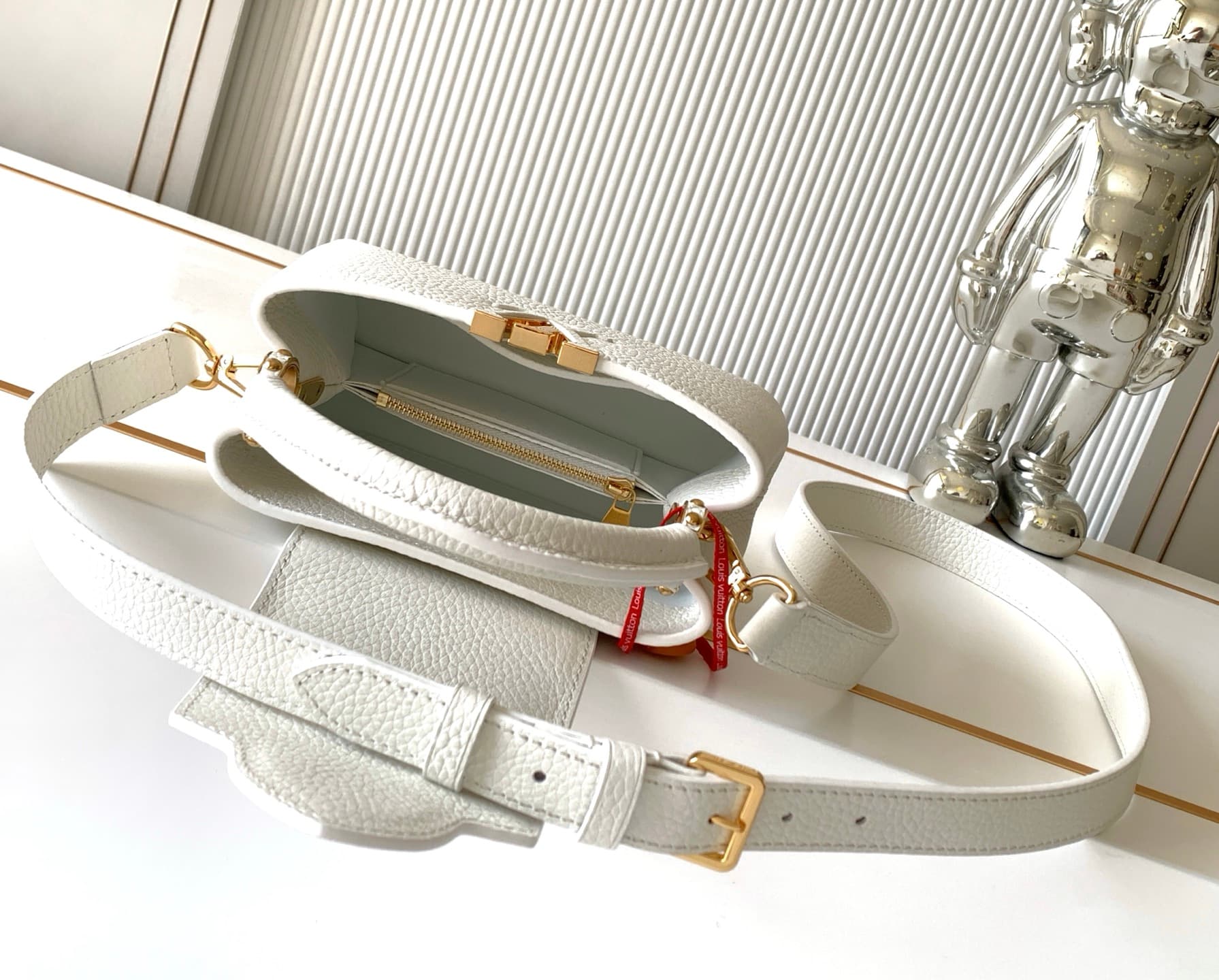 C4952 P【Full-steel hardware, MB163c01 variable code chip】High-quality product with complete packaging. CAPUCINES mini handbag, model number M24729, white color. This Capucines mini handbag is made from fine-tuned Taurillon leather, with shiny handle rings — image 8