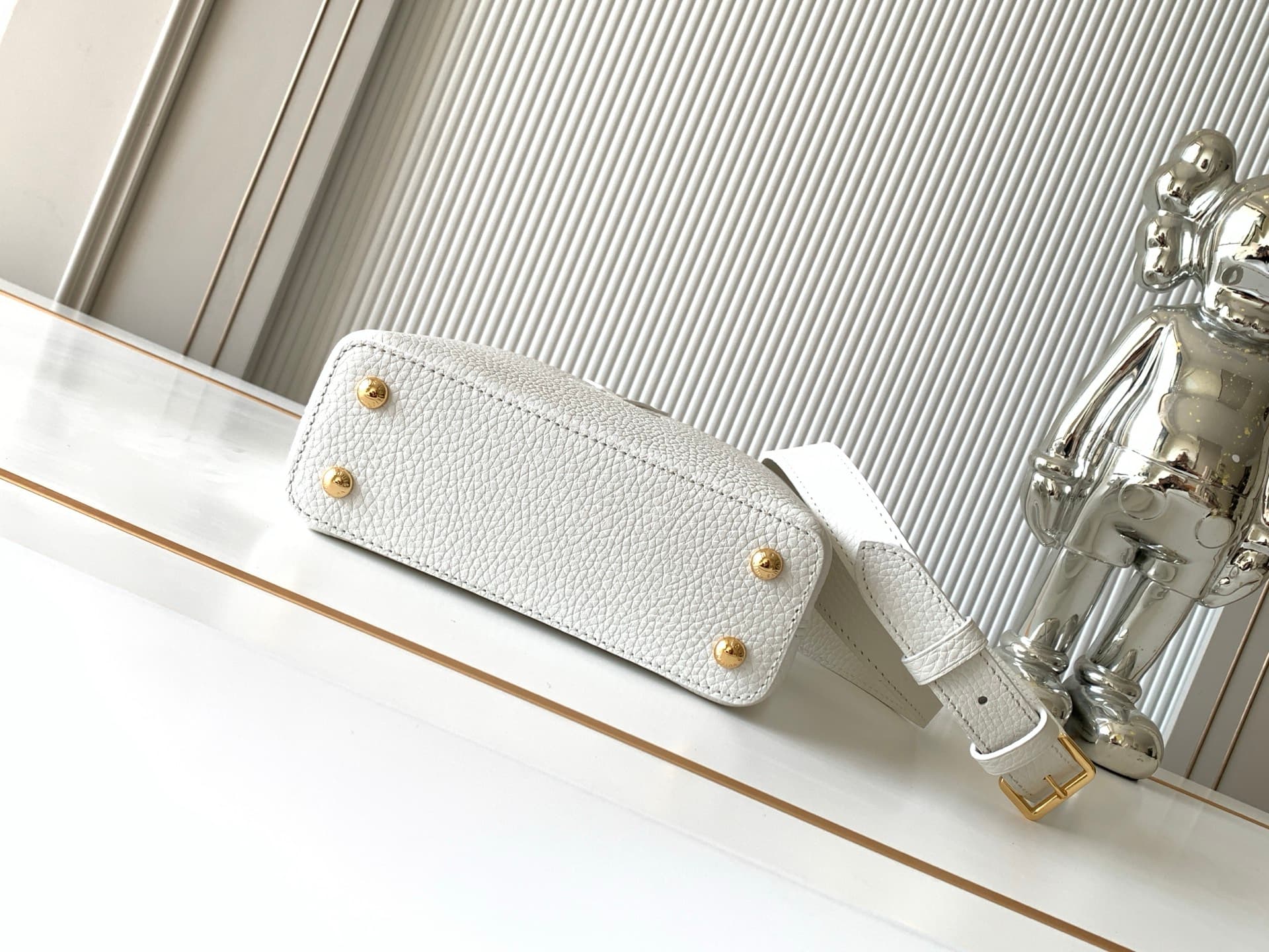 C4952 P【Full-steel hardware, MB163c01 variable code chip】High-quality product with complete packaging. CAPUCINES mini handbag, model number M24729, white color. This Capucines mini handbag is made from fine-tuned Taurillon leather, with shiny handle rings — image 4