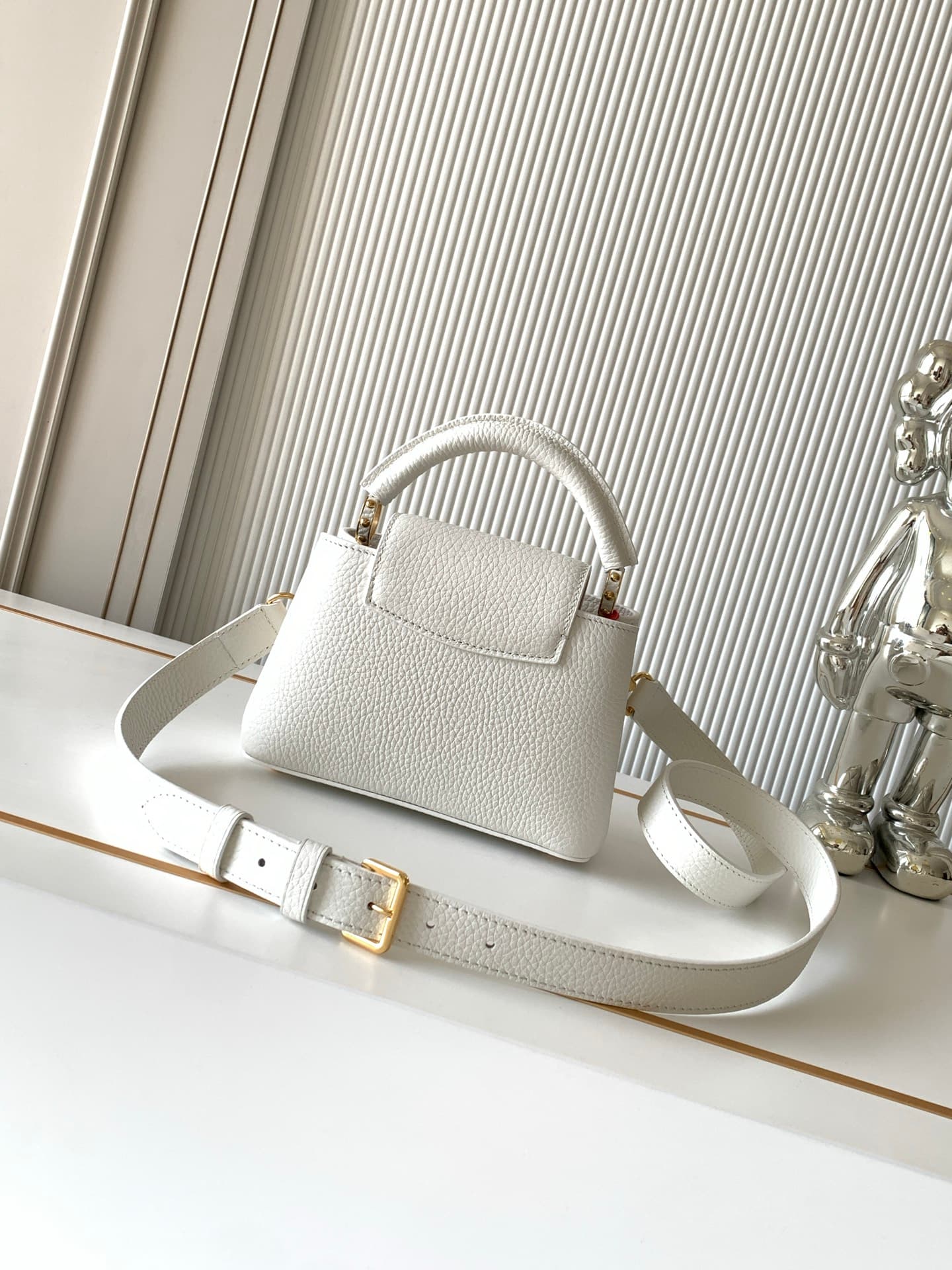 C4952 P【Full-steel hardware, MB163c01 variable code chip】High-quality product with complete packaging. CAPUCINES mini handbag, model number M24729, white color. This Capucines mini handbag is made from fine-tuned Taurillon leather, with shiny handle rings — image 3