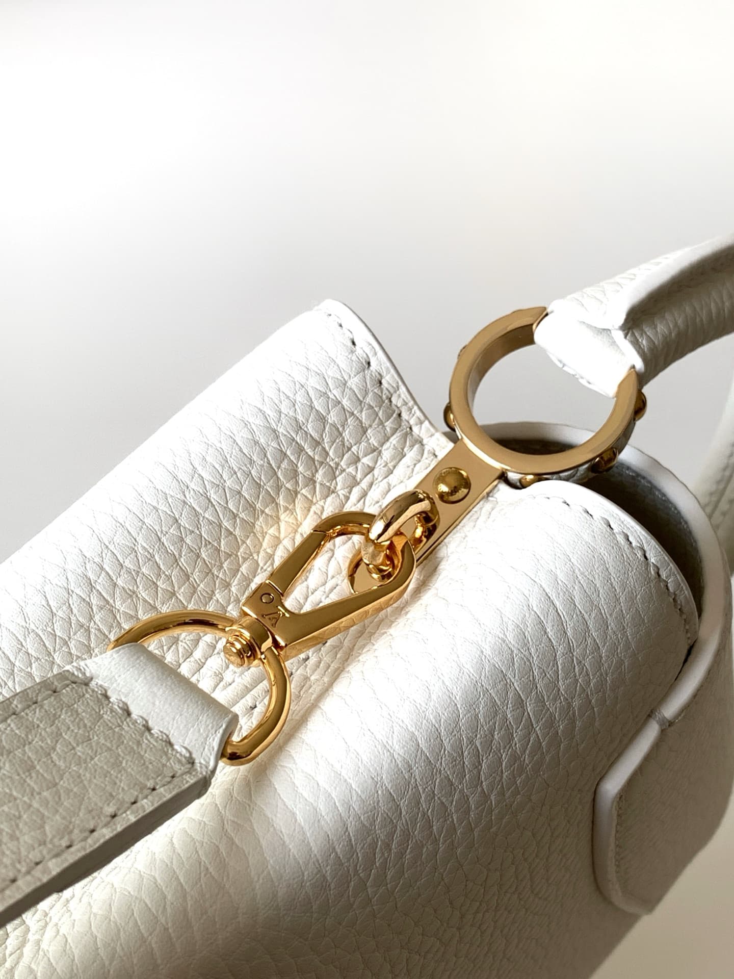 C4952 P【Full-steel hardware, MB163c01 variable code chip】High-quality product with complete packaging. CAPUCINES mini handbag, model number M24729, white color. This Capucines mini handbag is made from fine-tuned Taurillon leather, with shiny handle rings — image 6