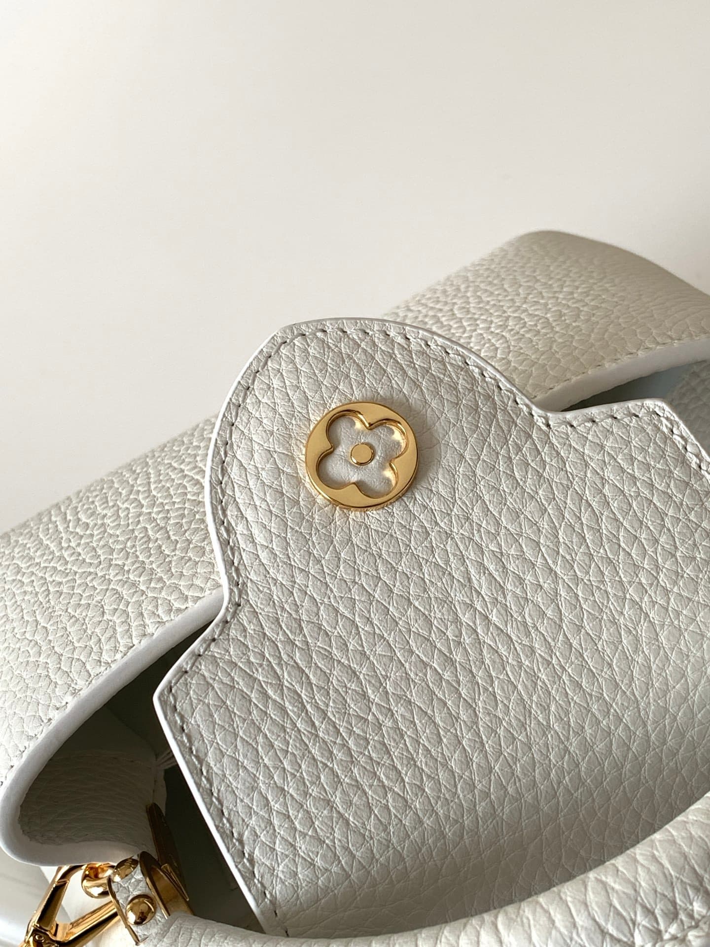 C4952 P【Full-steel hardware, MB163c01 variable code chip】High-quality product with complete packaging. CAPUCINES mini handbag, model number M24729, white color. This Capucines mini handbag is made from fine-tuned Taurillon leather, with shiny handle rings — image 7