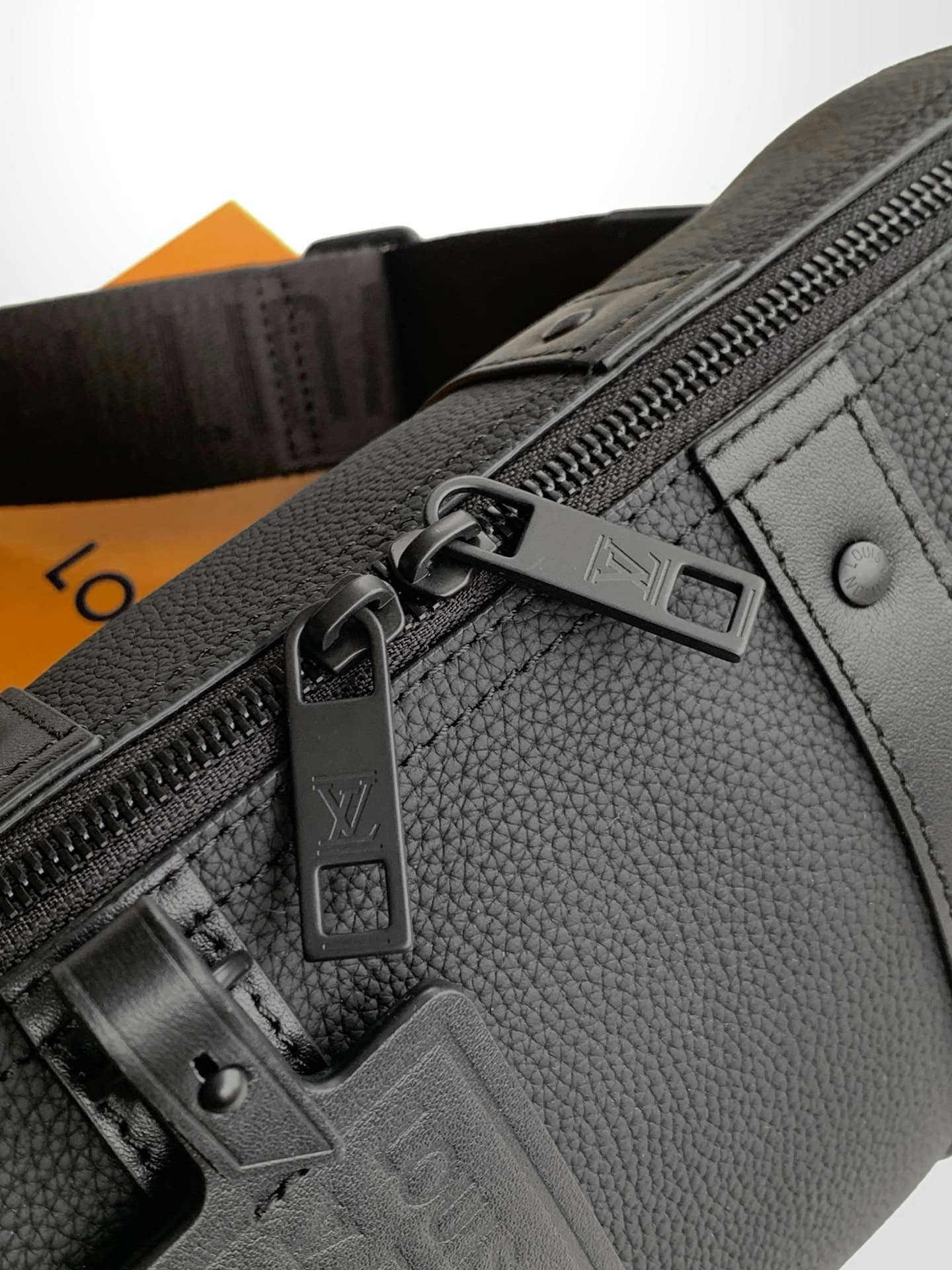 C5086 Batch [Top-tier Original Semi-steel Sc01 Dynamic Chip Version] Model number: M59255, Black. This City Keepall handbag brings the new neoclassical style of Louis Vuitton to life in 2021 for the autumn season. The Aerogram texture leather is as soft a — image 7