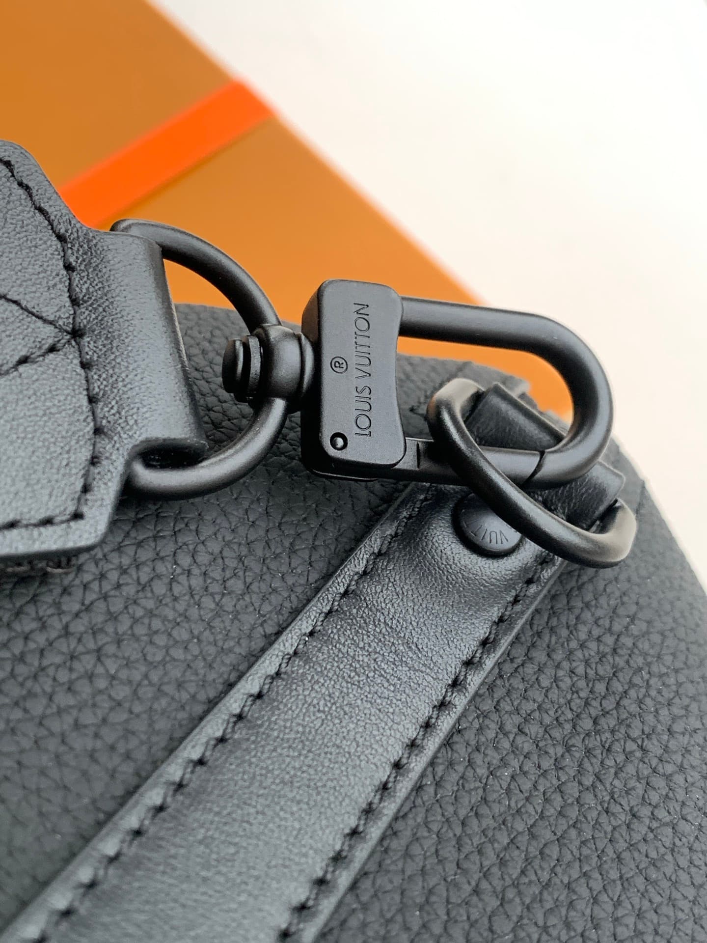 C5086 Batch [Top-tier Original Semi-steel Sc01 Dynamic Chip Version] Model number: M59255, Black. This City Keepall handbag brings the new neoclassical style of Louis Vuitton to life in 2021 for the autumn season. The Aerogram texture leather is as soft a — image 6
