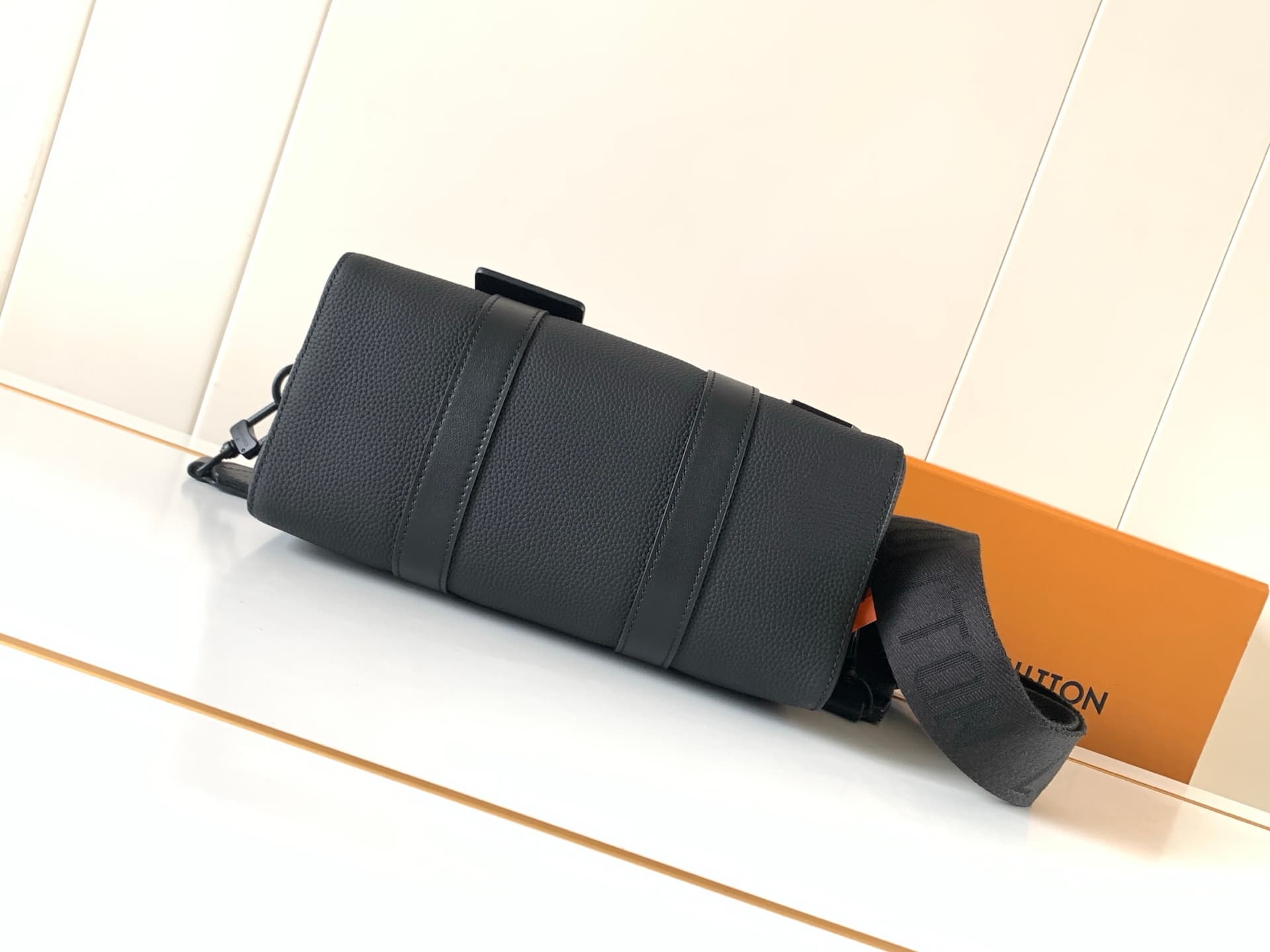 C5086 Batch [Top-tier Original Semi-steel Sc01 Dynamic Chip Version] Model number: M59255, Black. This City Keepall handbag brings the new neoclassical style of Louis Vuitton to life in 2021 for the autumn season. The Aerogram texture leather is as soft a — image 4