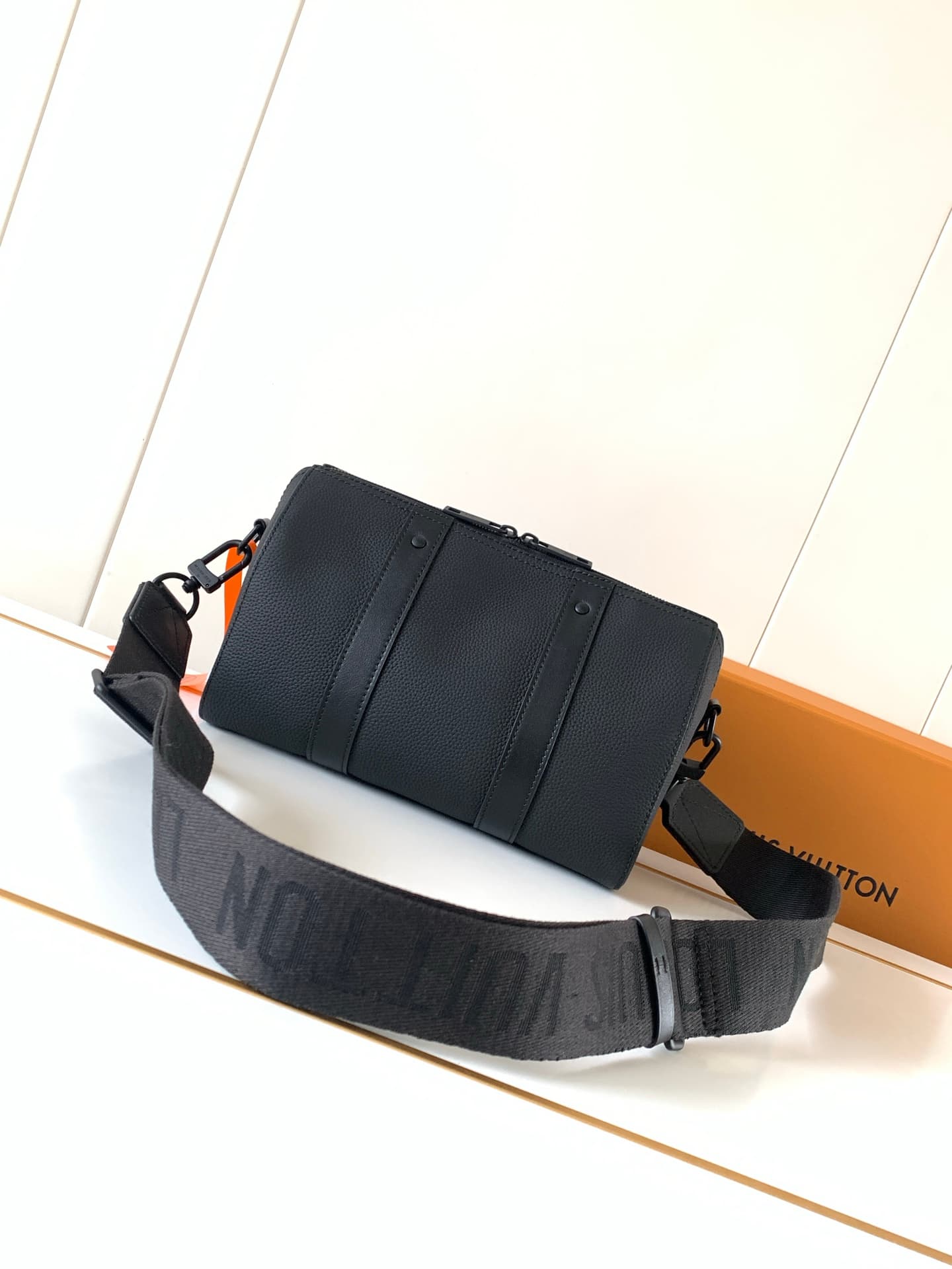 C5086 Batch [Top-tier Original Semi-steel Sc01 Dynamic Chip Version] Model number: M59255, Black. This City Keepall handbag brings the new neoclassical style of Louis Vuitton to life in 2021 for the autumn season. The Aerogram texture leather is as soft a — image 3