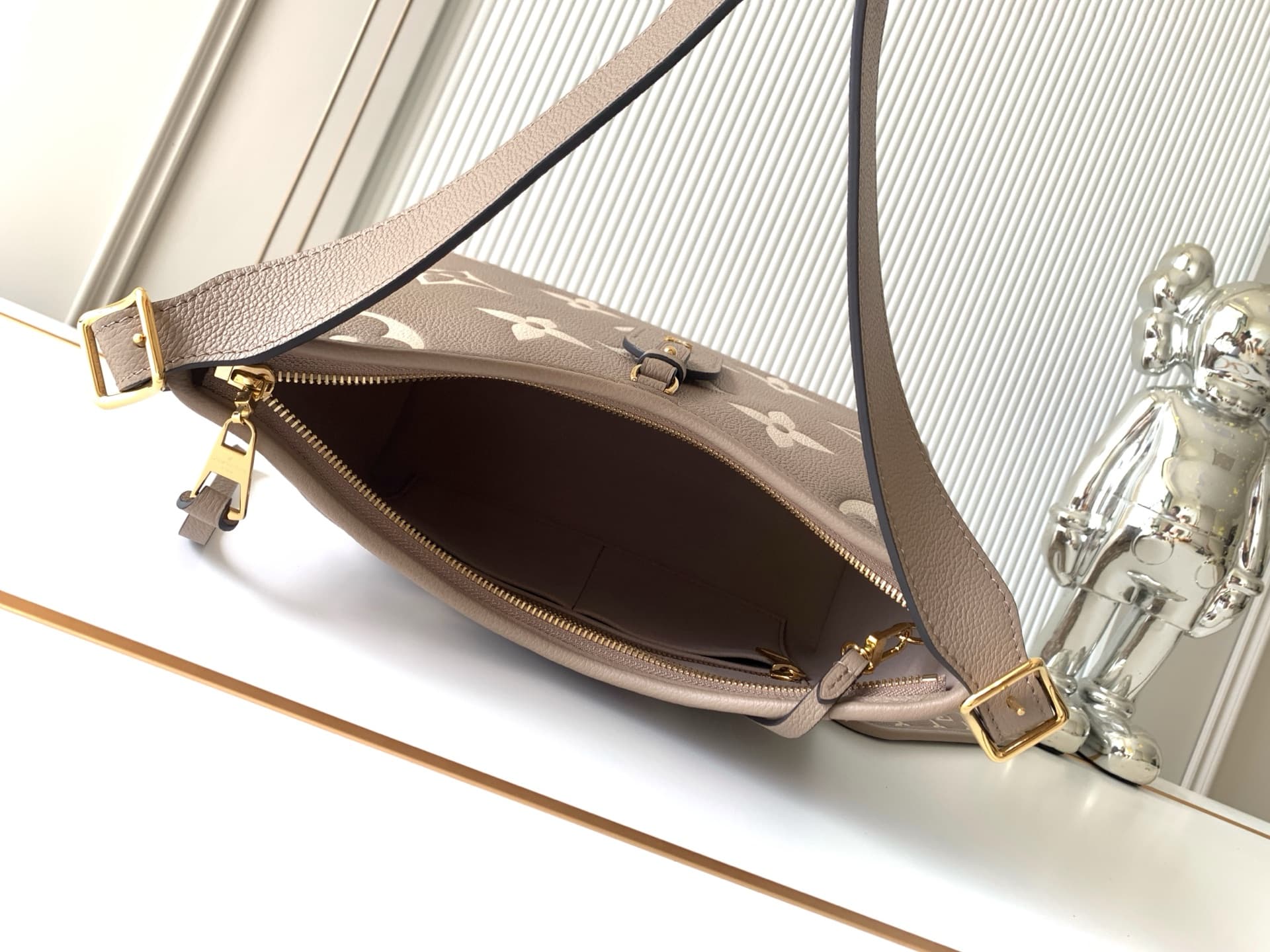 C5085 P【Full-steel hardware MB163c01 variable code chip】Premium quality with complete packaging. Model number: M47180, Elephant gray. This CarryAll small-sized bag is made from Monogram Empreinte leather, reflecting the elegant style of the LV Milky Way s — image 8